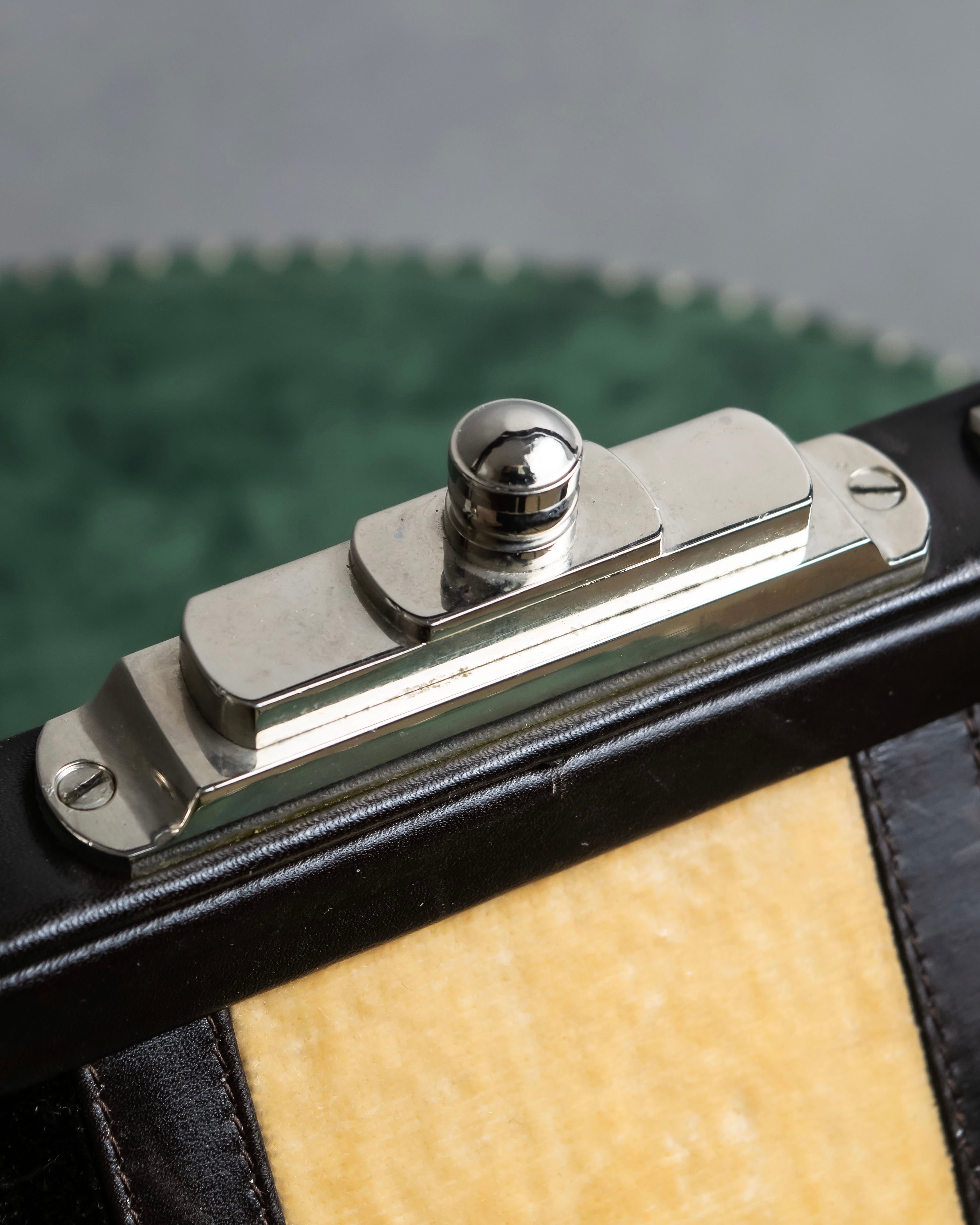 "Roberta Di Camerino"
 Velvet combination design hand bag