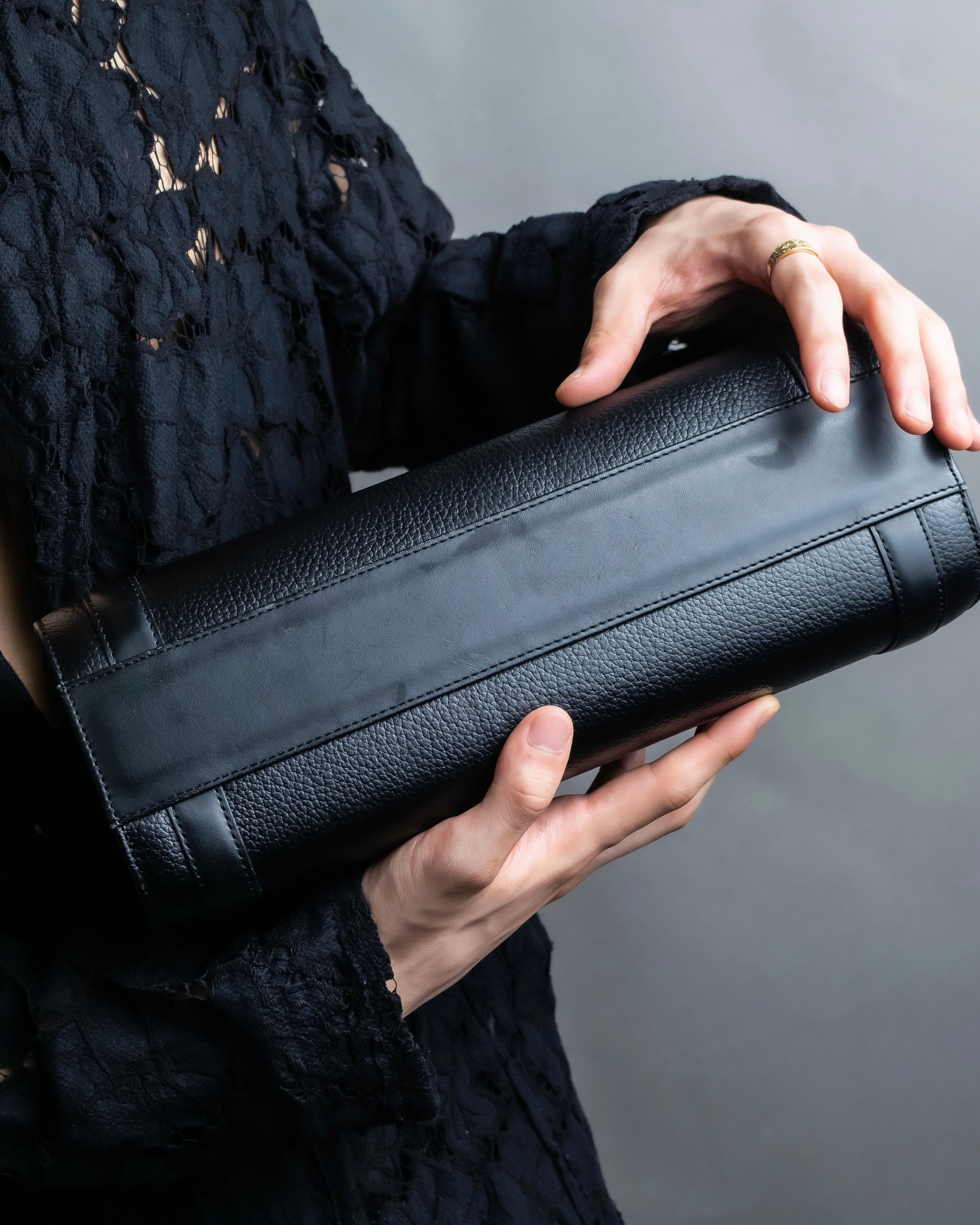 "BURBERRYS" Cylinder shaped leather one handle bag