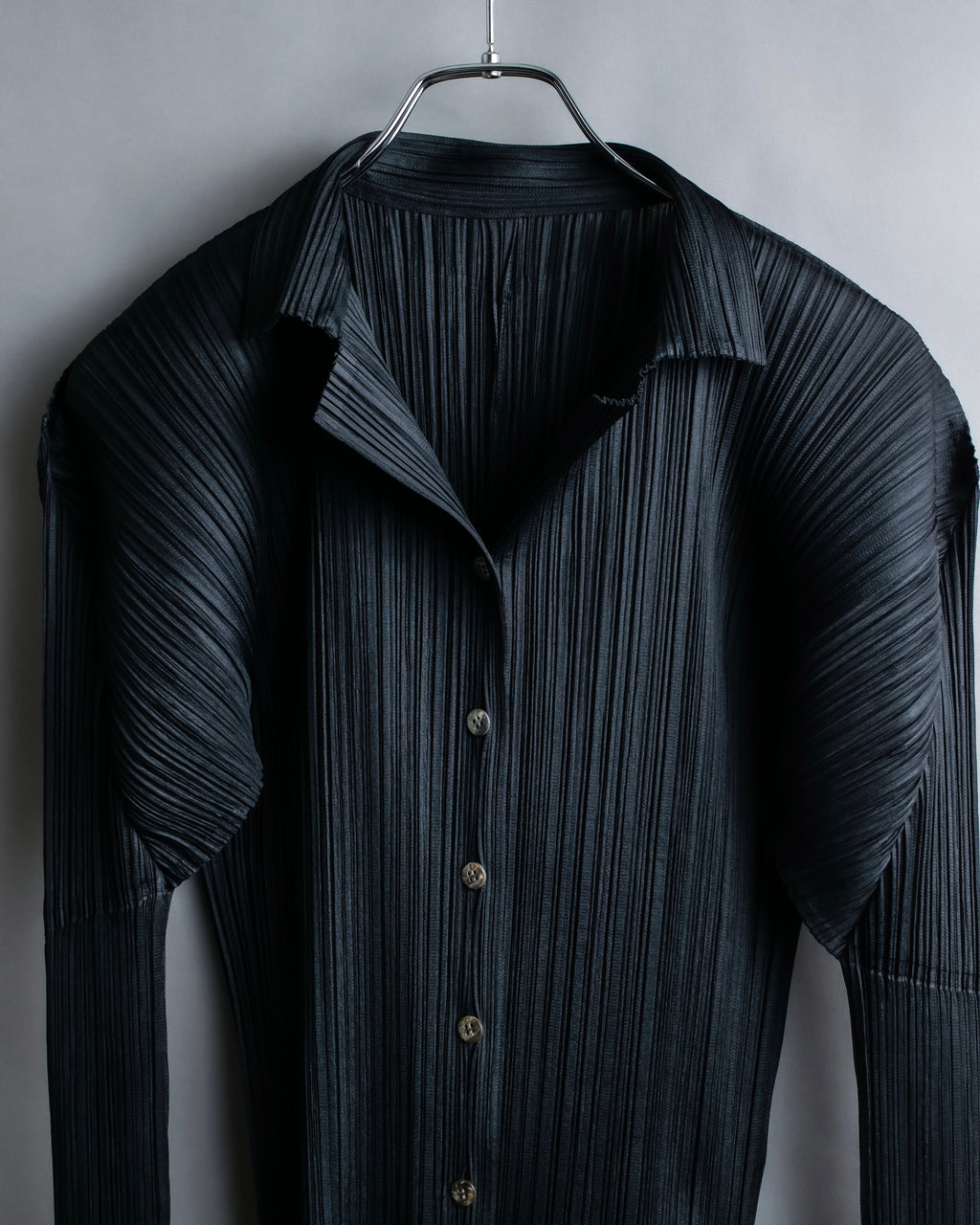 "PLEATS PLEASE ISSEY MIYAKE"
Features sleeve open collar blouse