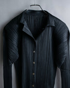 "PLEATS PLEASE ISSEY MIYAKE"
Features sleeve open collar blouse