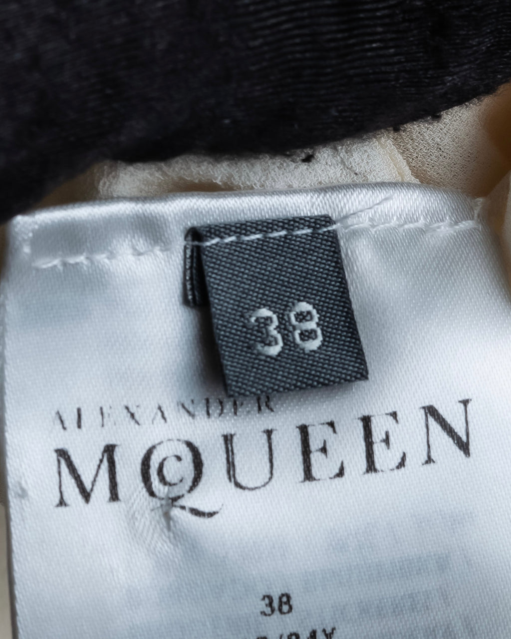 Camisa de seda con bordado en forma de logotipo "Alexandar McQueen" sin cuello