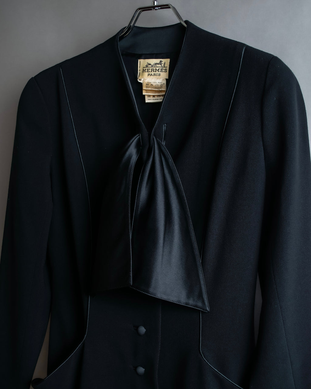 "HERMES" Ribbon scarf detail shaped coat