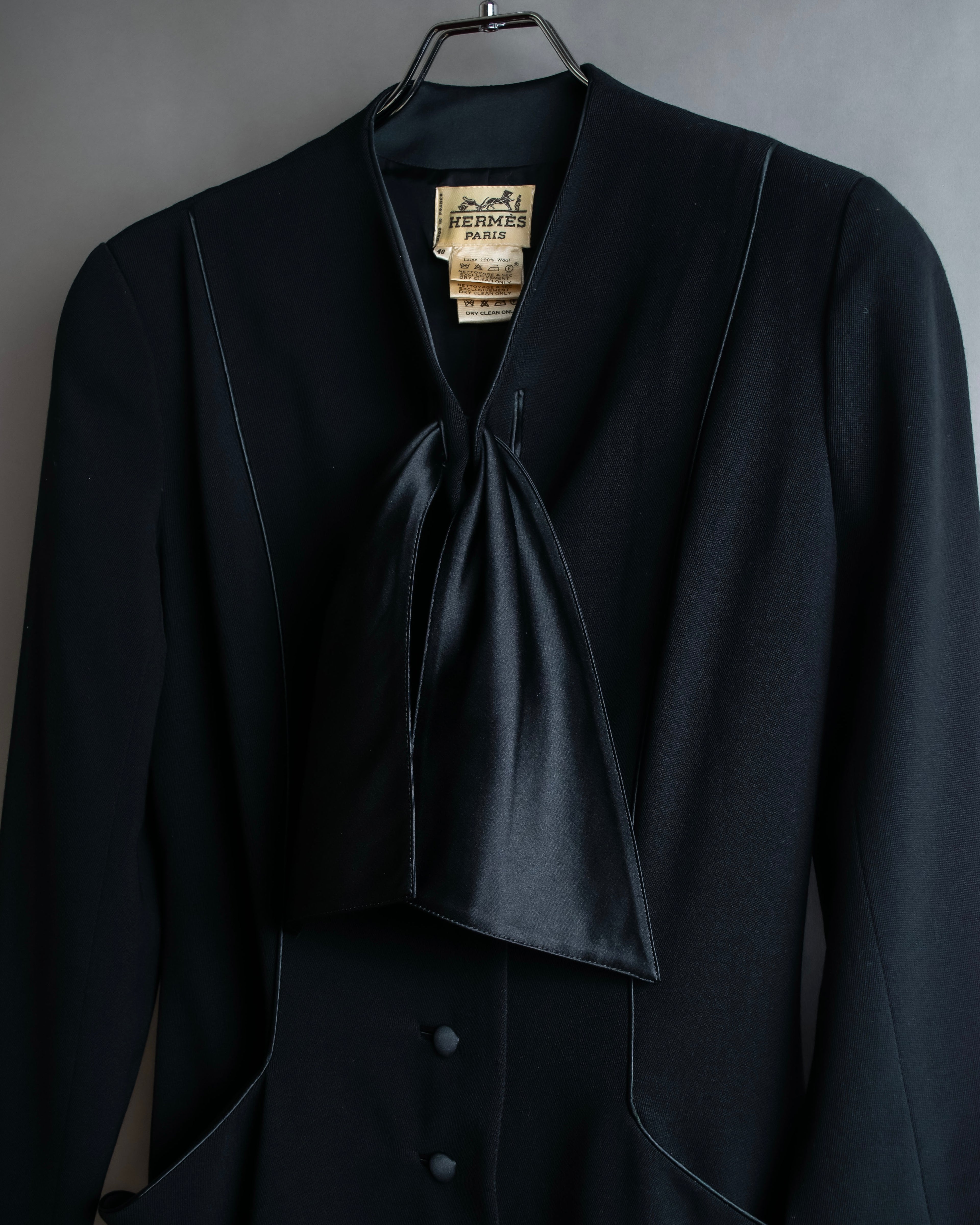 "HERMES" Ribbon scarf detail shaped coat