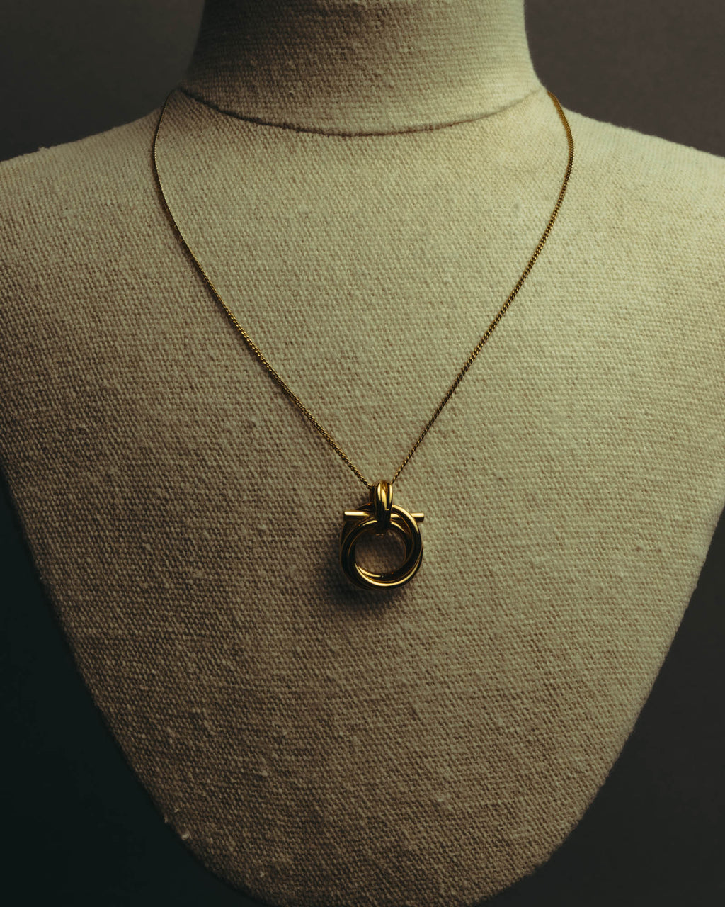 “Ferragamo” 90’s-00’s Interlocking ring pendant necklace