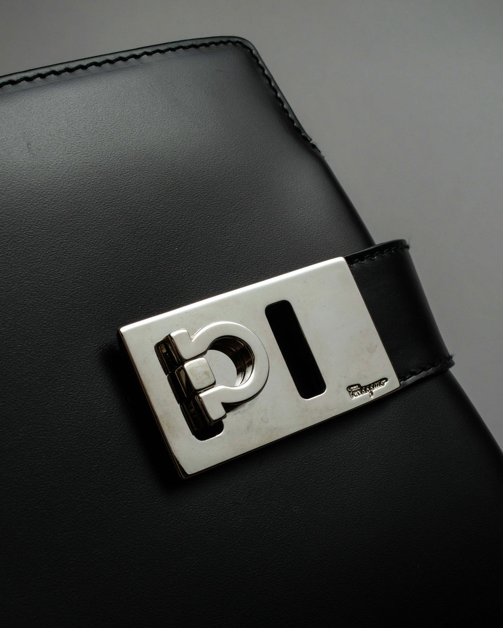 "Salvatore Ferragamo" Gancini motif both sides design leather hand bag