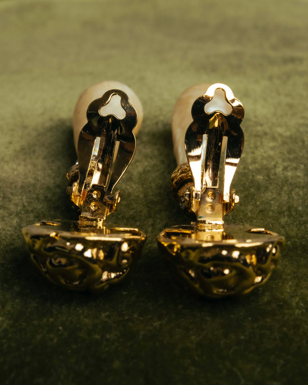 "Yves Saint Laurent" 80's-90's Pearl clip on drop earrings