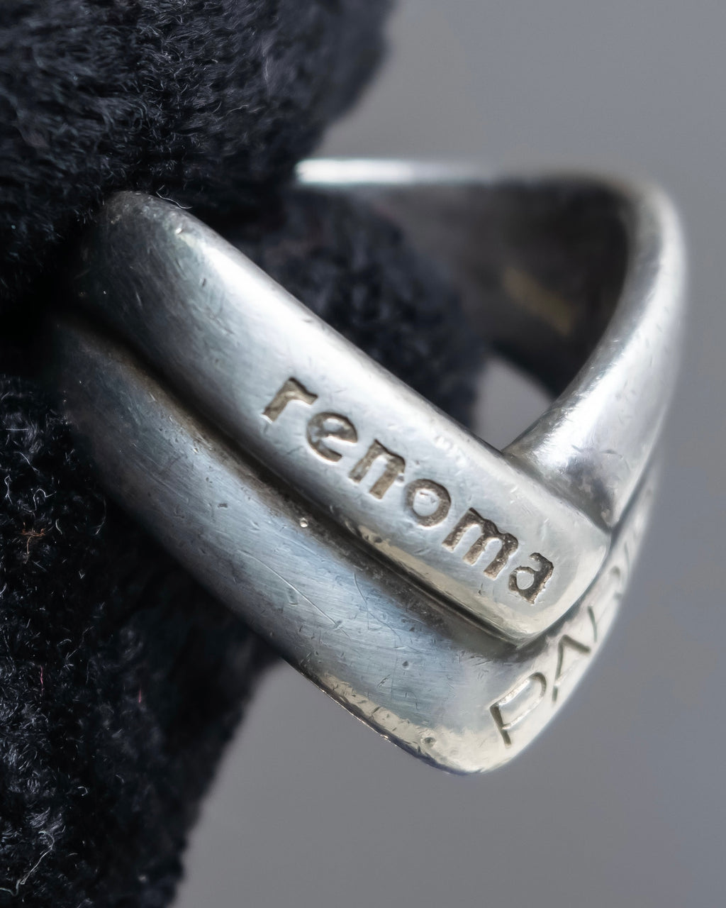 "renoma PARIS" Two-strand cross design smooth curved silver ring