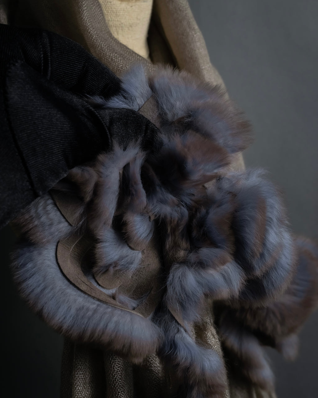 "FENDI" 04-10's Petal motif fur docking long muffler