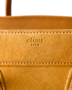 イエロースエードの内側に刻まれた「CÉLINE PARIS」ロゴのディテールカット。起毛感のあるスエード表面と縫製も確認できます。