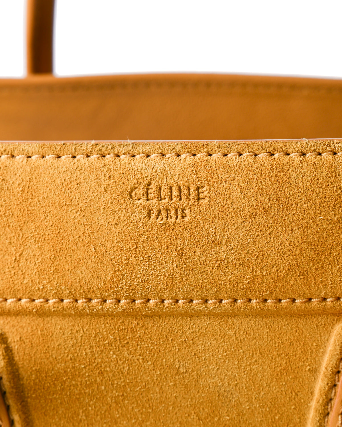 イエロースエードの内側に刻まれた「CÉLINE PARIS」ロゴのディテールカット。起毛感のあるスエード表面と縫製も確認できます。