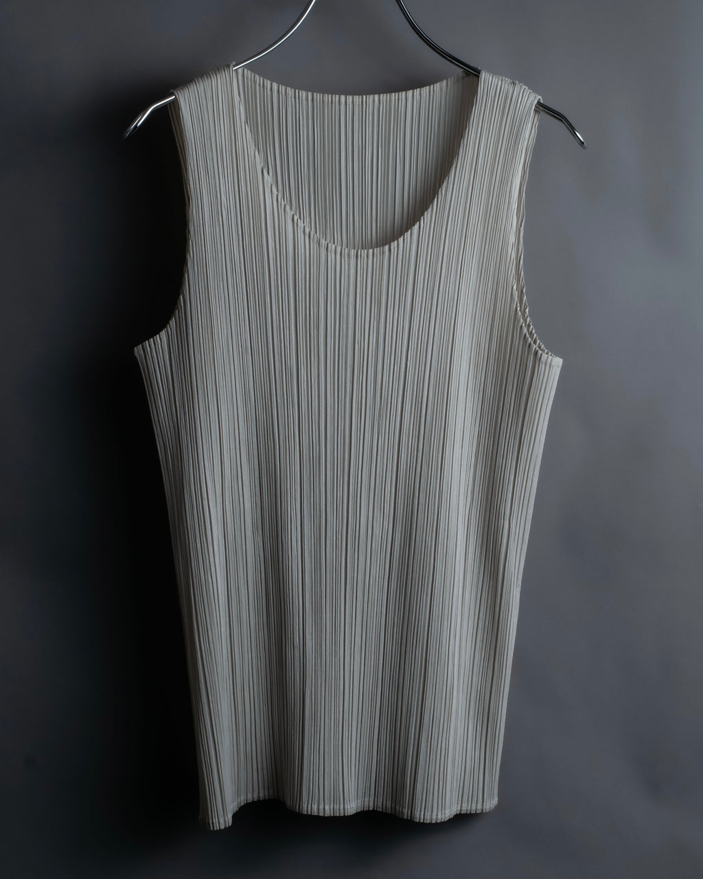 "PLEATS PLEASE ISSEY MIYAKE" Off-white tank top