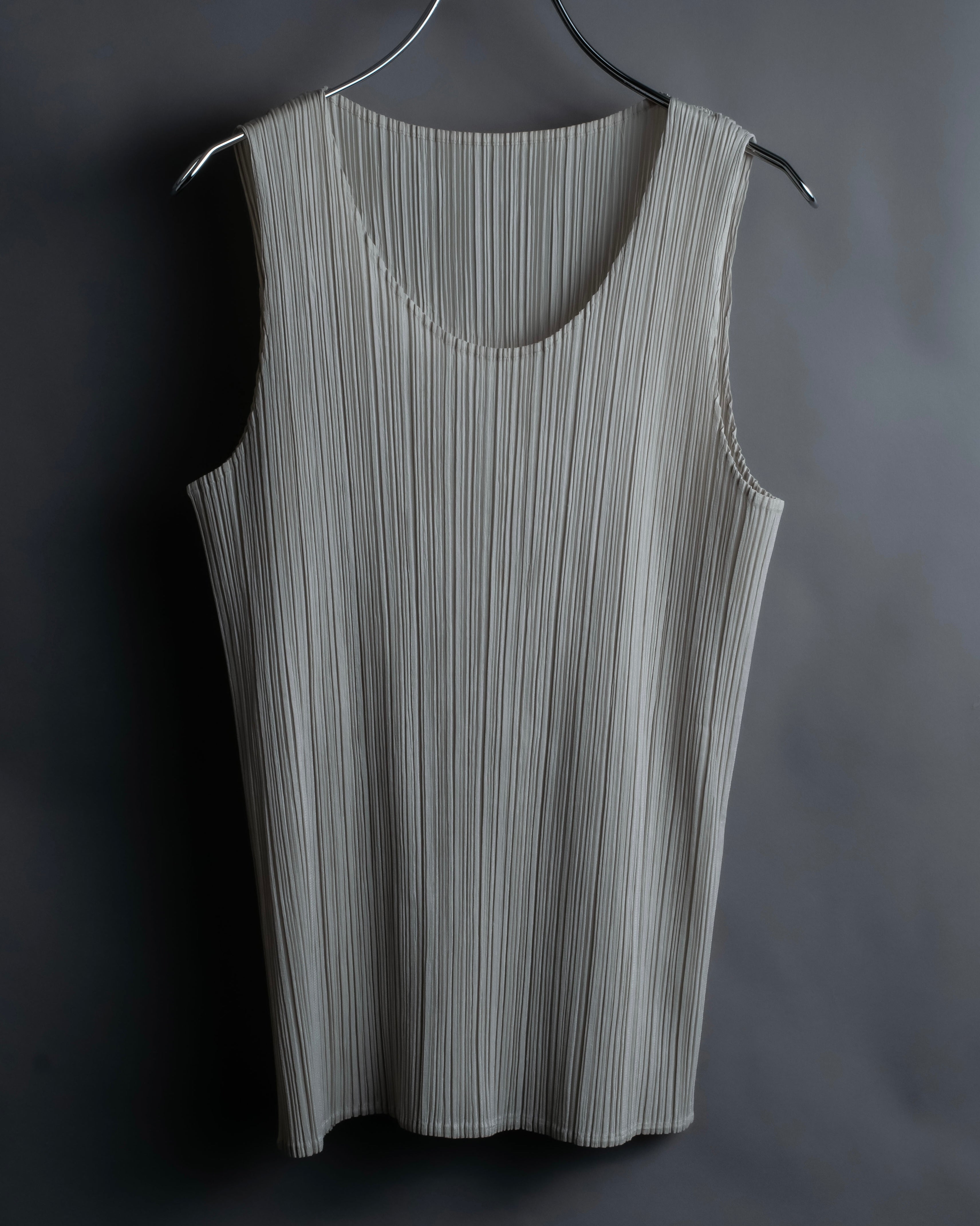 "PLEATS PLEASE ISSEY MIYAKE" Off-white tank top