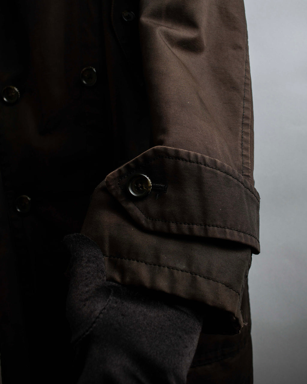 "BURBERRY" Subdued tone military detail mid-length trench coat