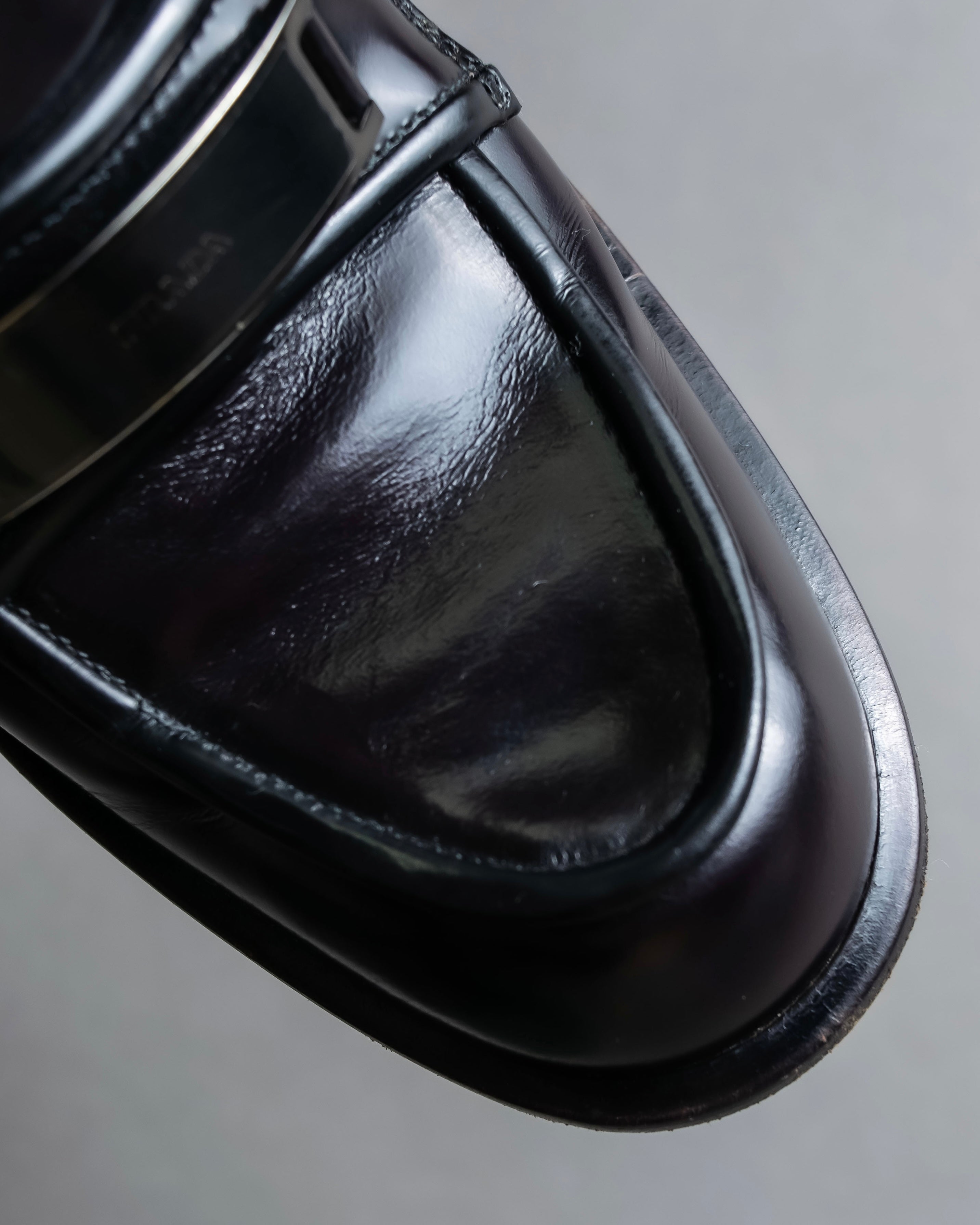 "PRADA" Metal band design leather heel loafers