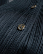 "PLEATS PLEASE ISSEY MIYAKE"
Features sleeve open collar blouse