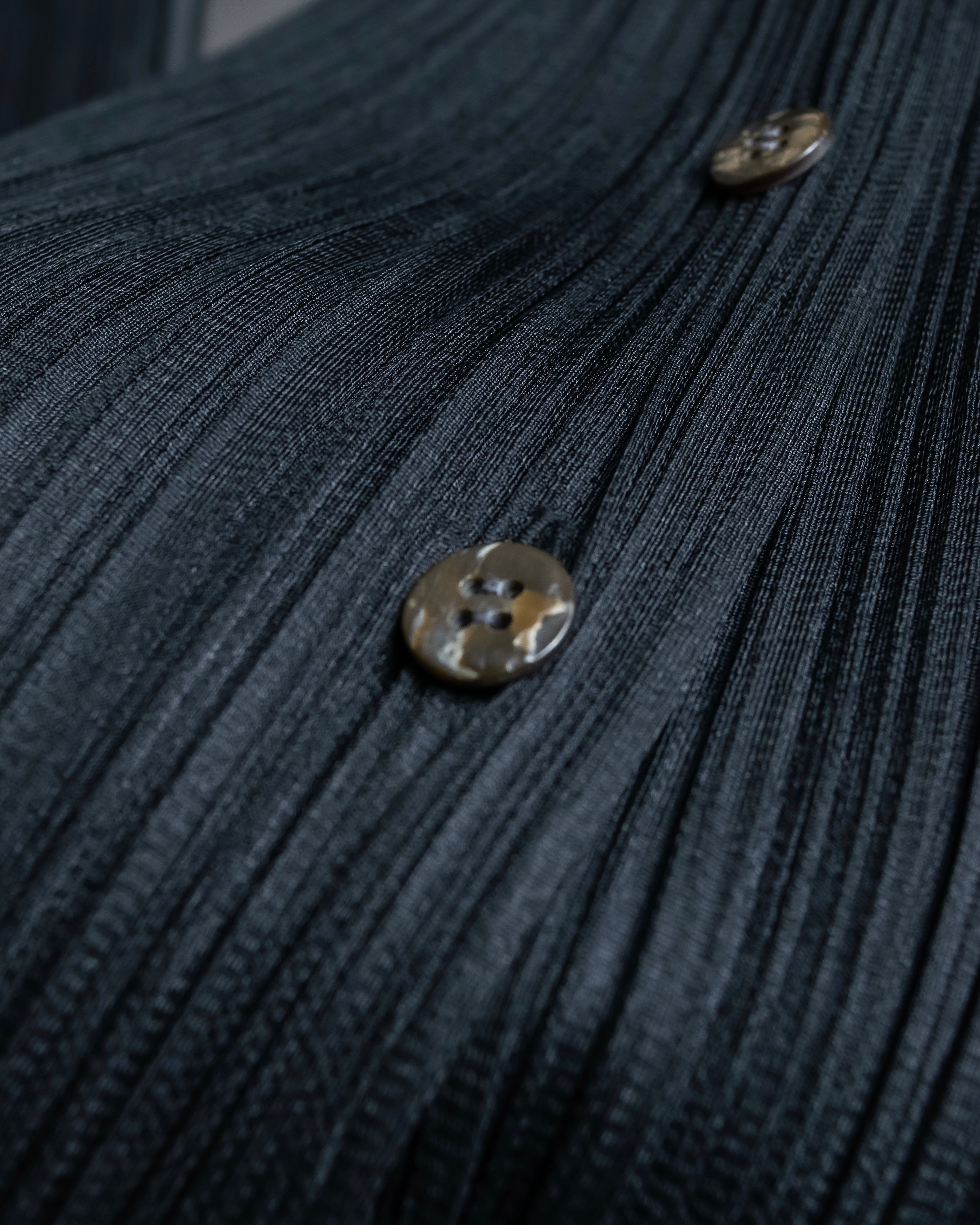 "PLEATS PLEASE ISSEY MIYAKE"
Features sleeve open collar blouse