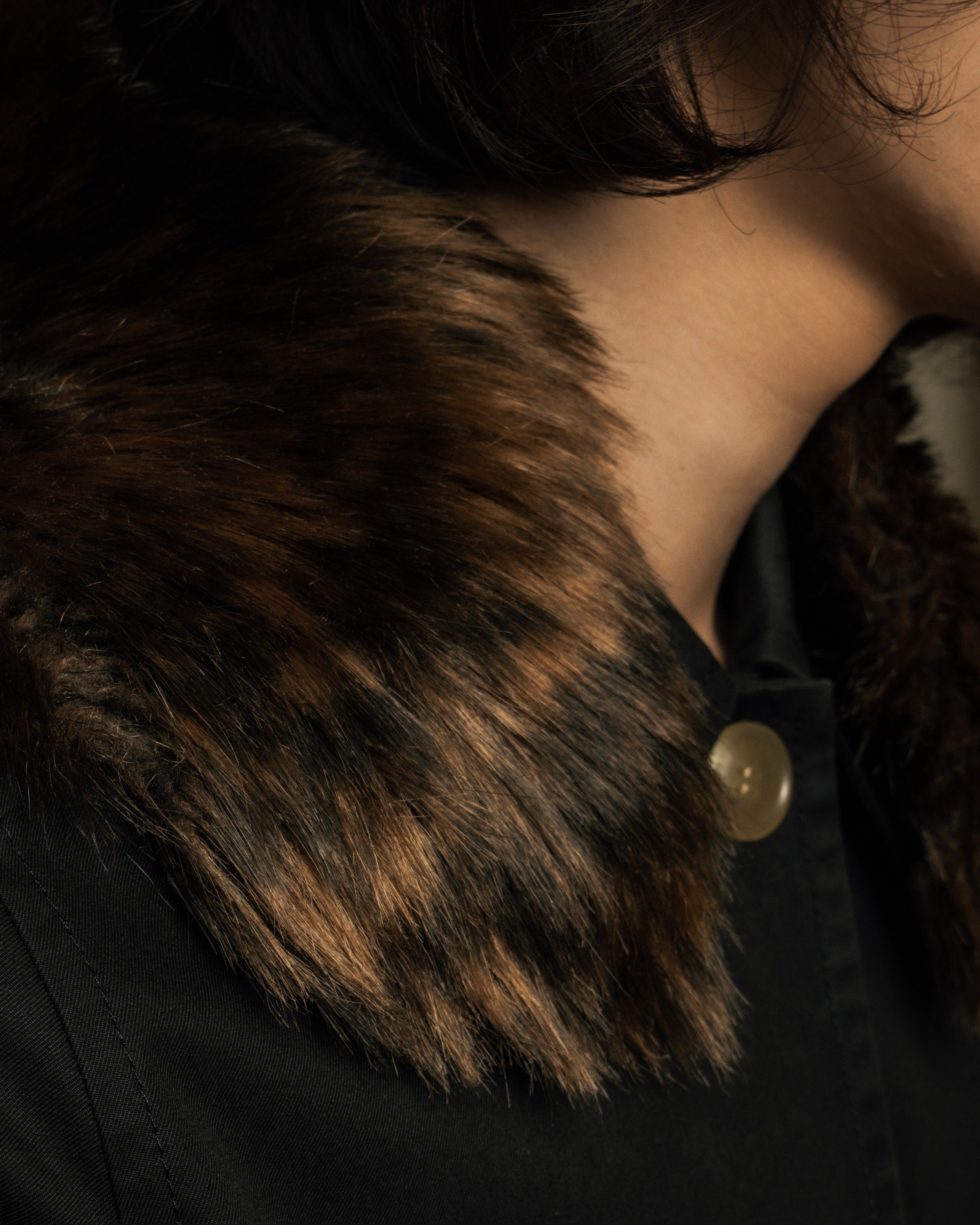 "PLEATS PLEASE ISSEY MIYAKE"
Long-haired fur neck dress