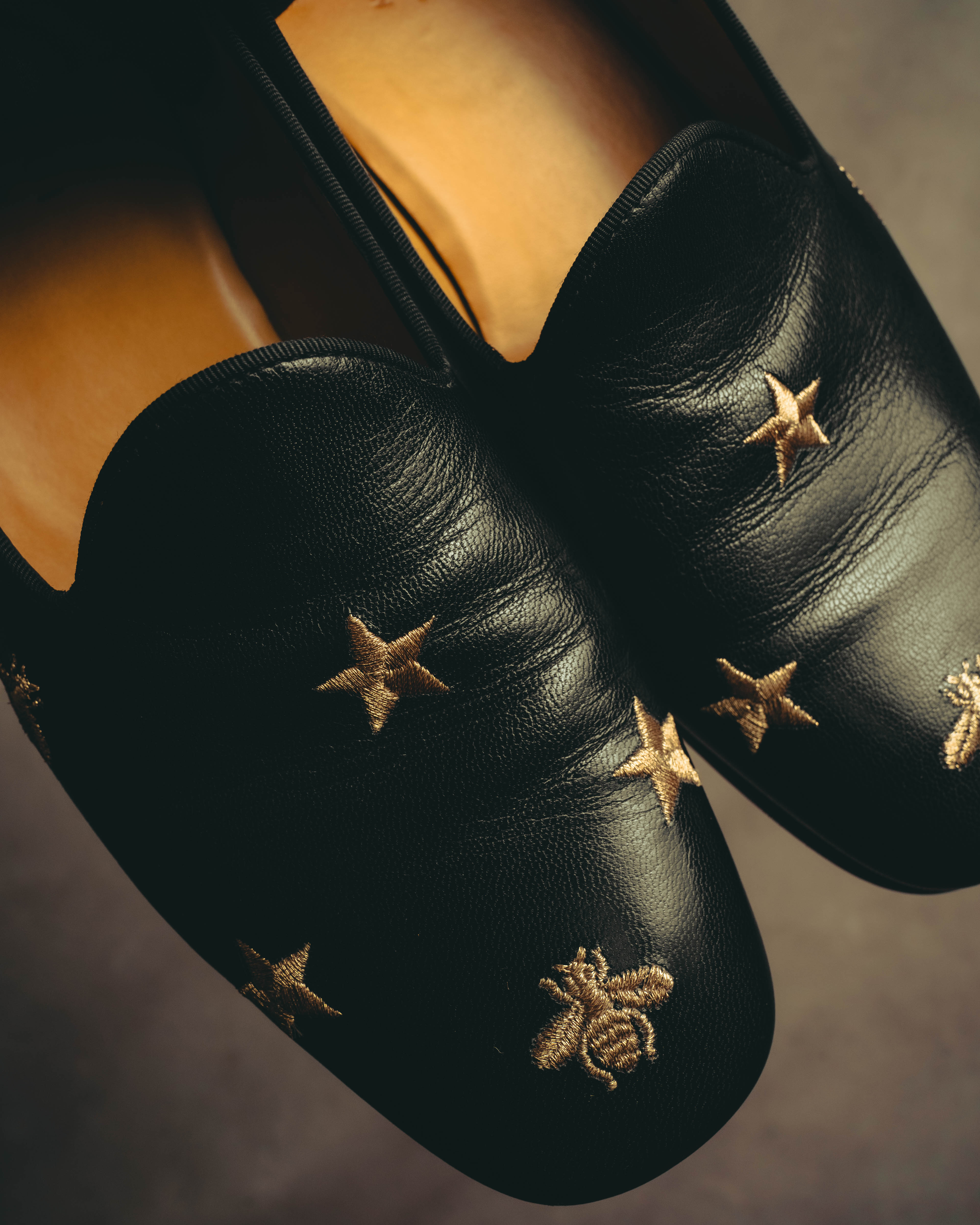 GUCCI (グッチ) - ビー＆スター 刺繍 レザーローファー - ブラック