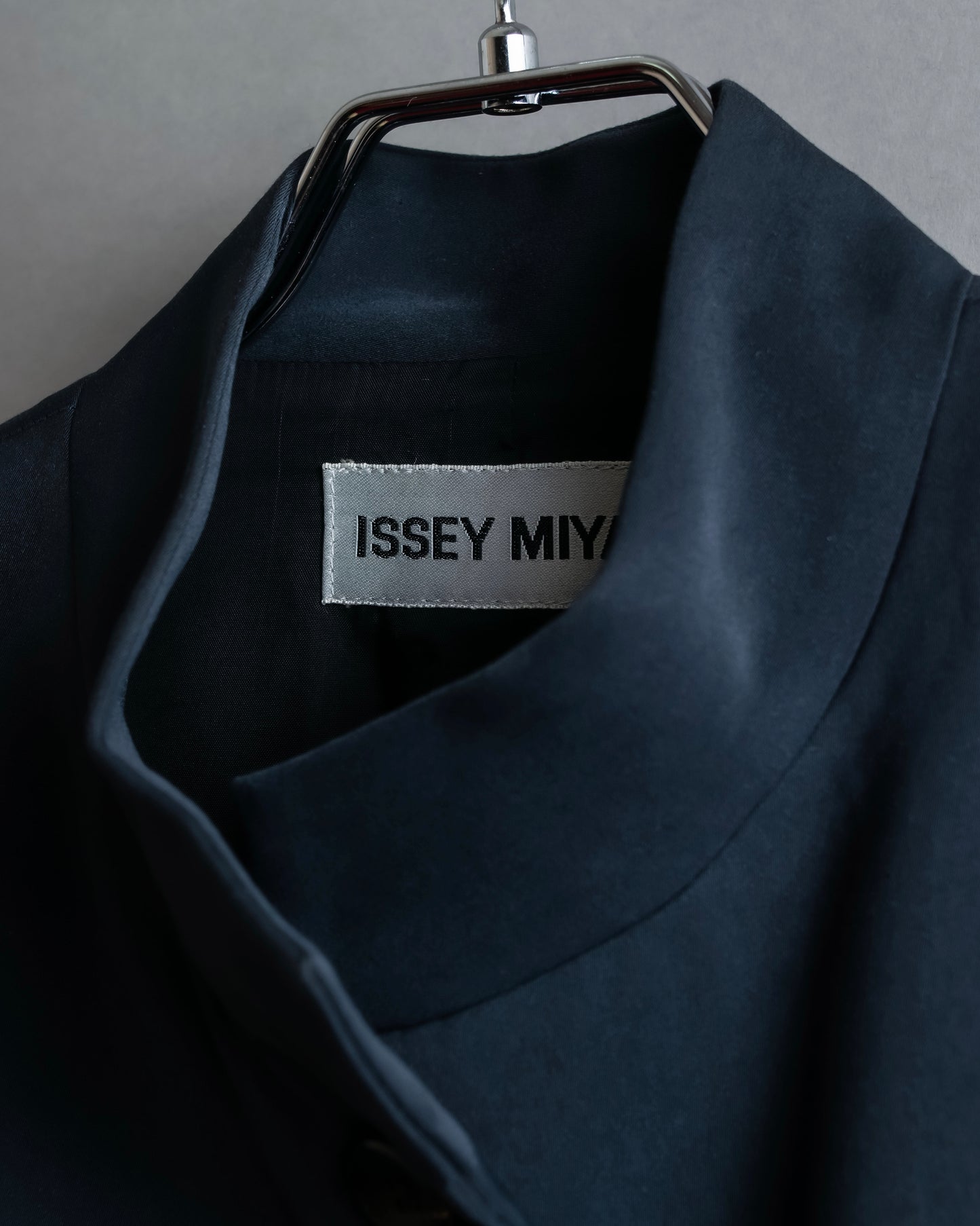 "ISSEY MIYAKE" Fly front no collar design jacket