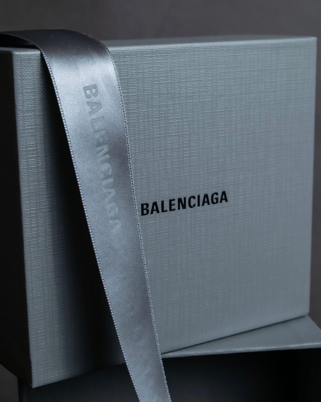 "BALENCIAGA" Logo engraved compact leather tri-fold wallet