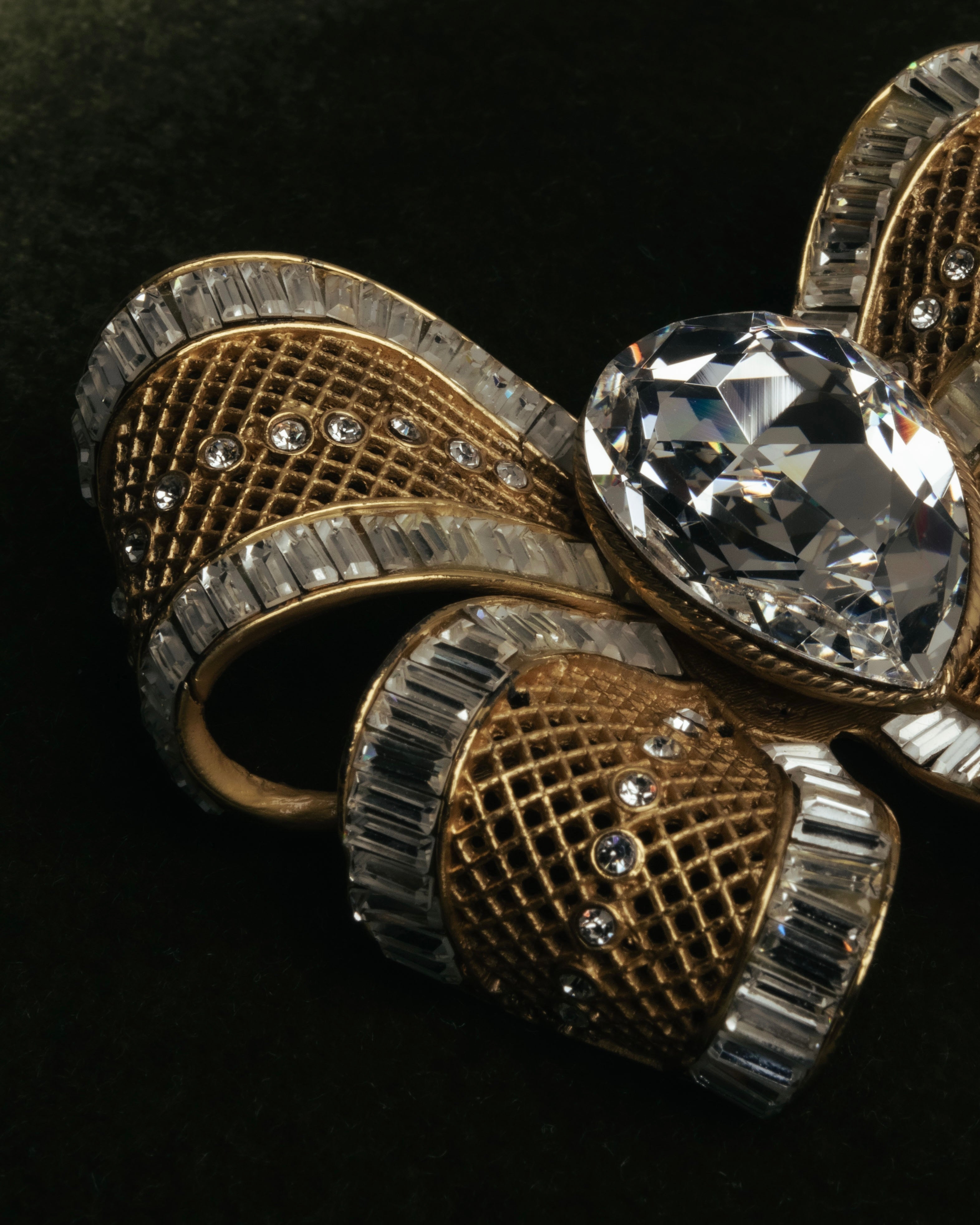 “HANAE MORI” 80’s-90’s Sculptural crystal bow brooch