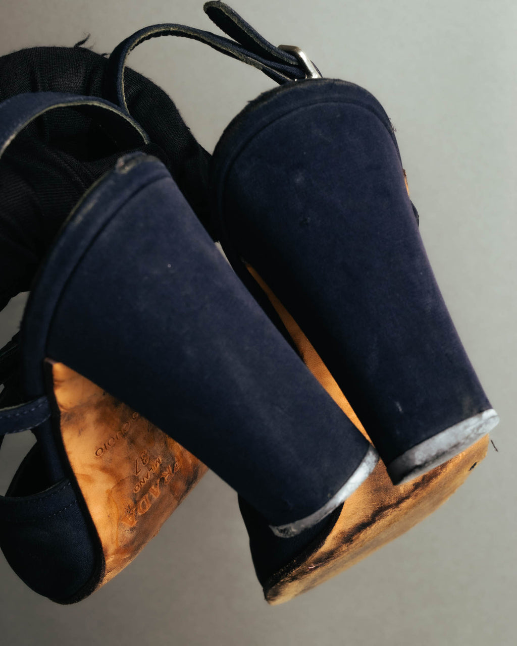 "PRADA" 90's-00's Dark navy t-strap pumps