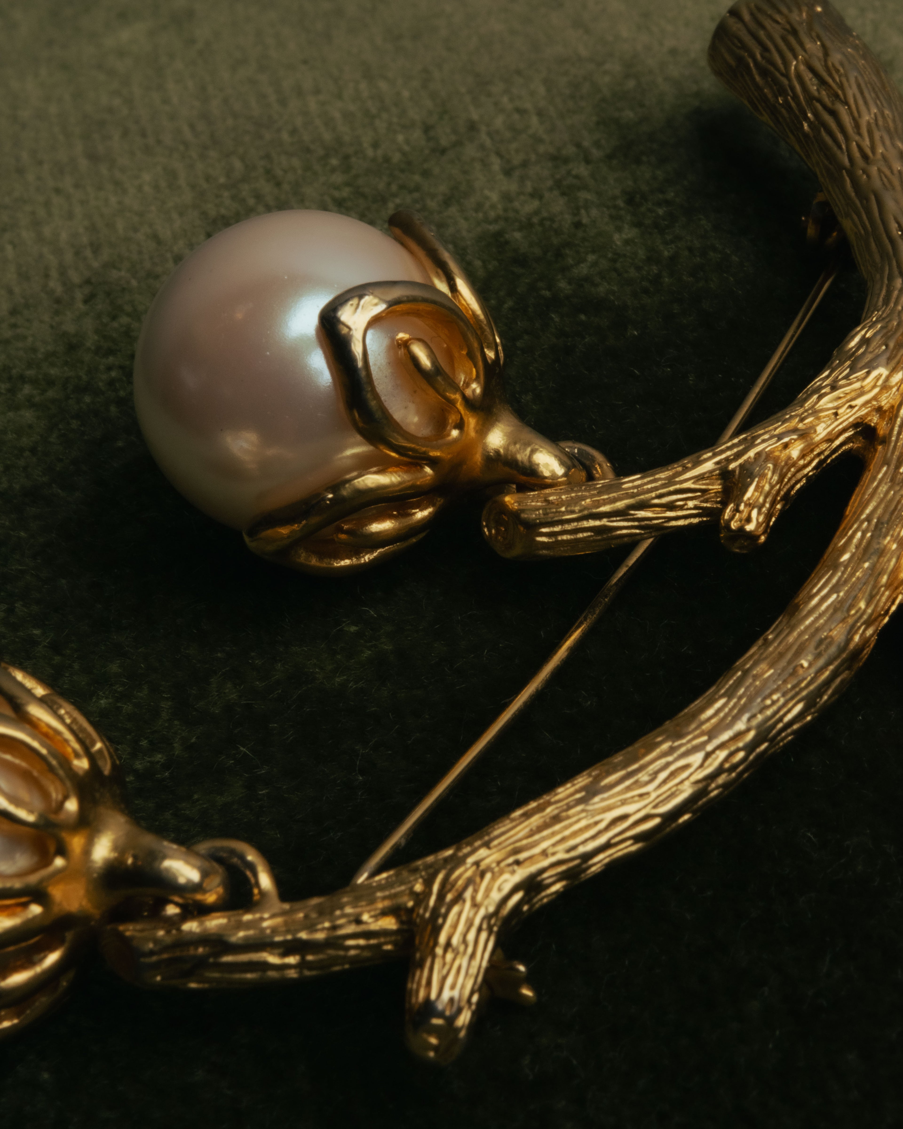 “KENZO” 80’s-90’s Sculptural branch pearl brooch