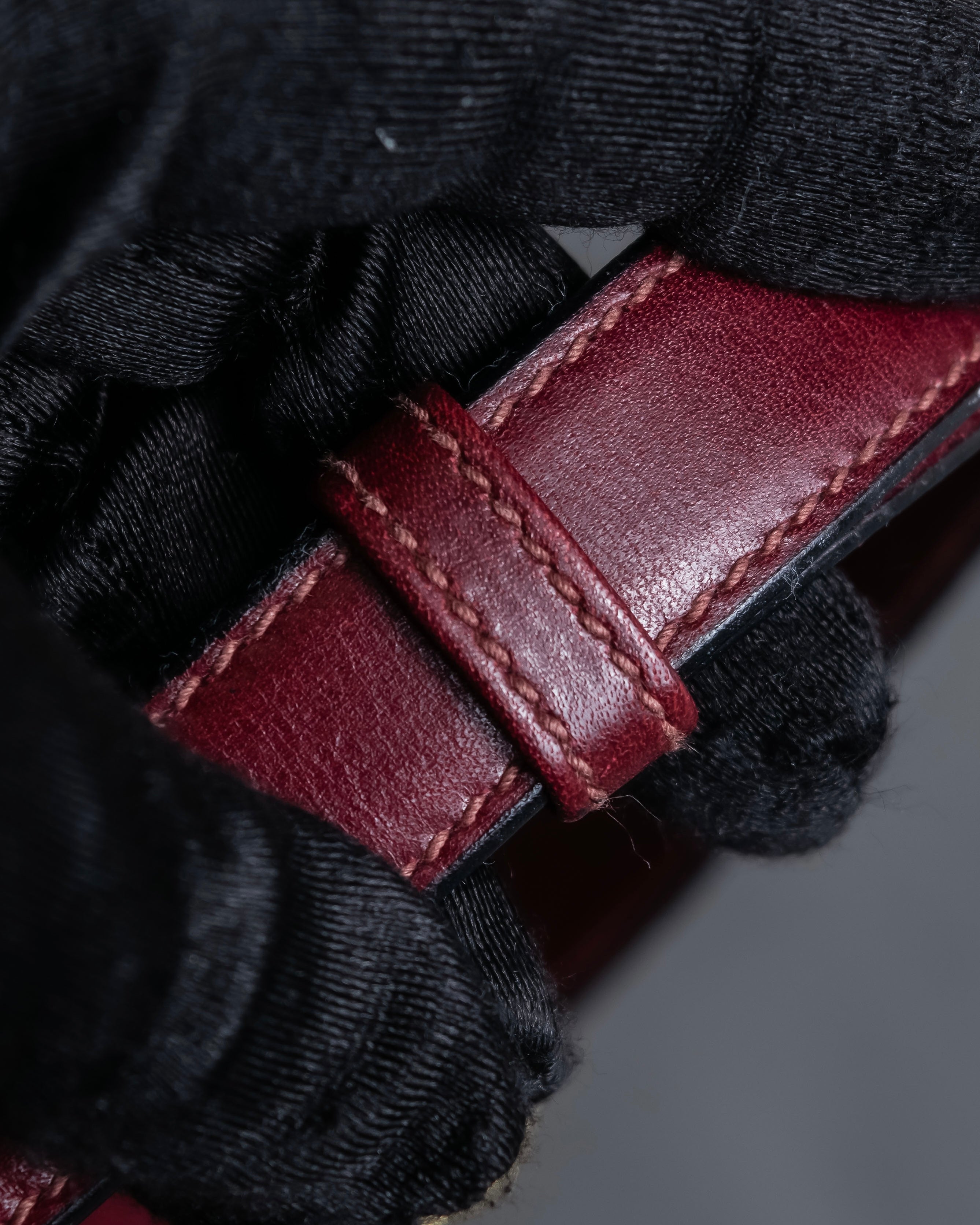 "GUCCI" Aristocratic crest charm suede shoulder bag