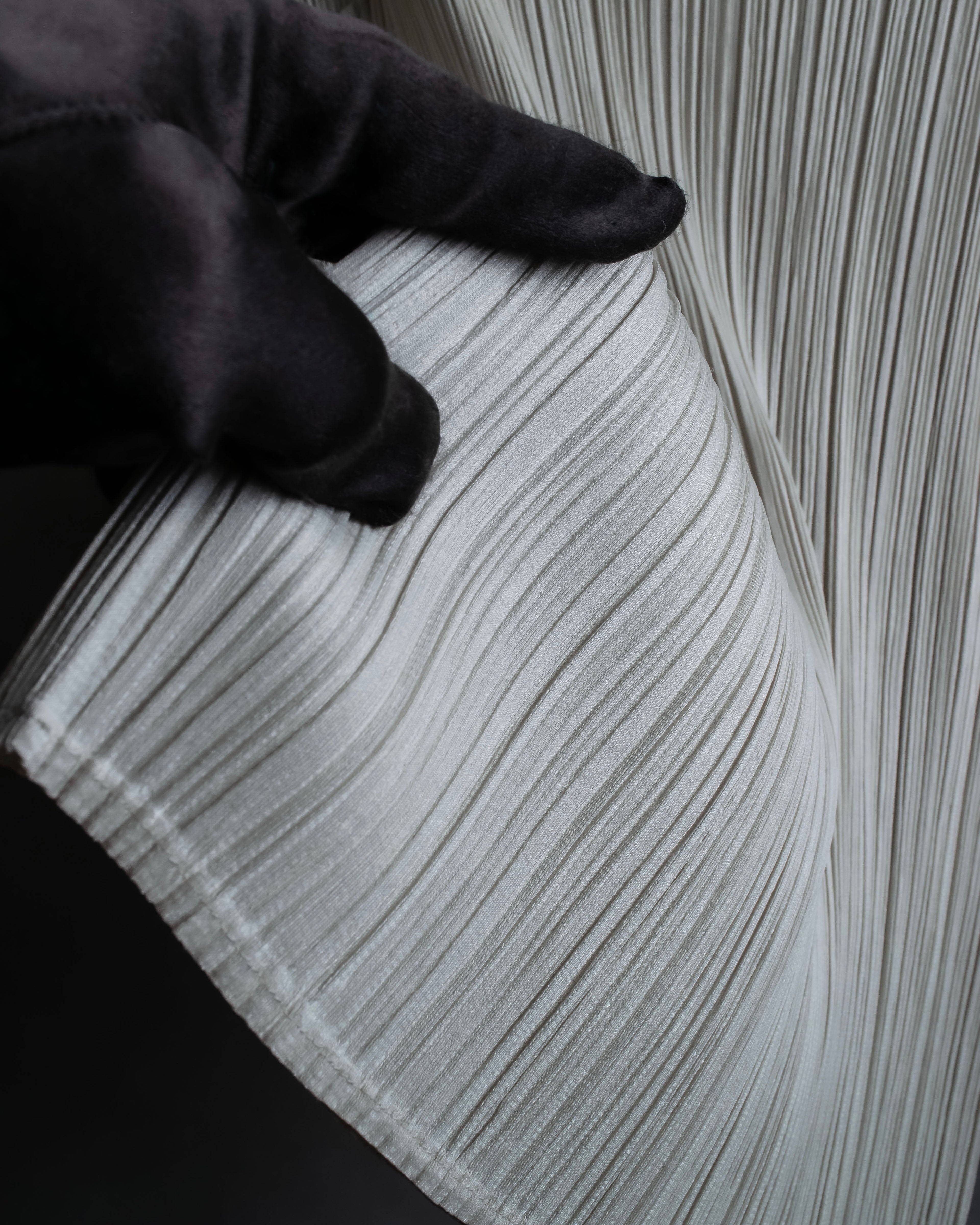 "PLEATS PLEASE ISSEY MIYAKE" Off-white tank top