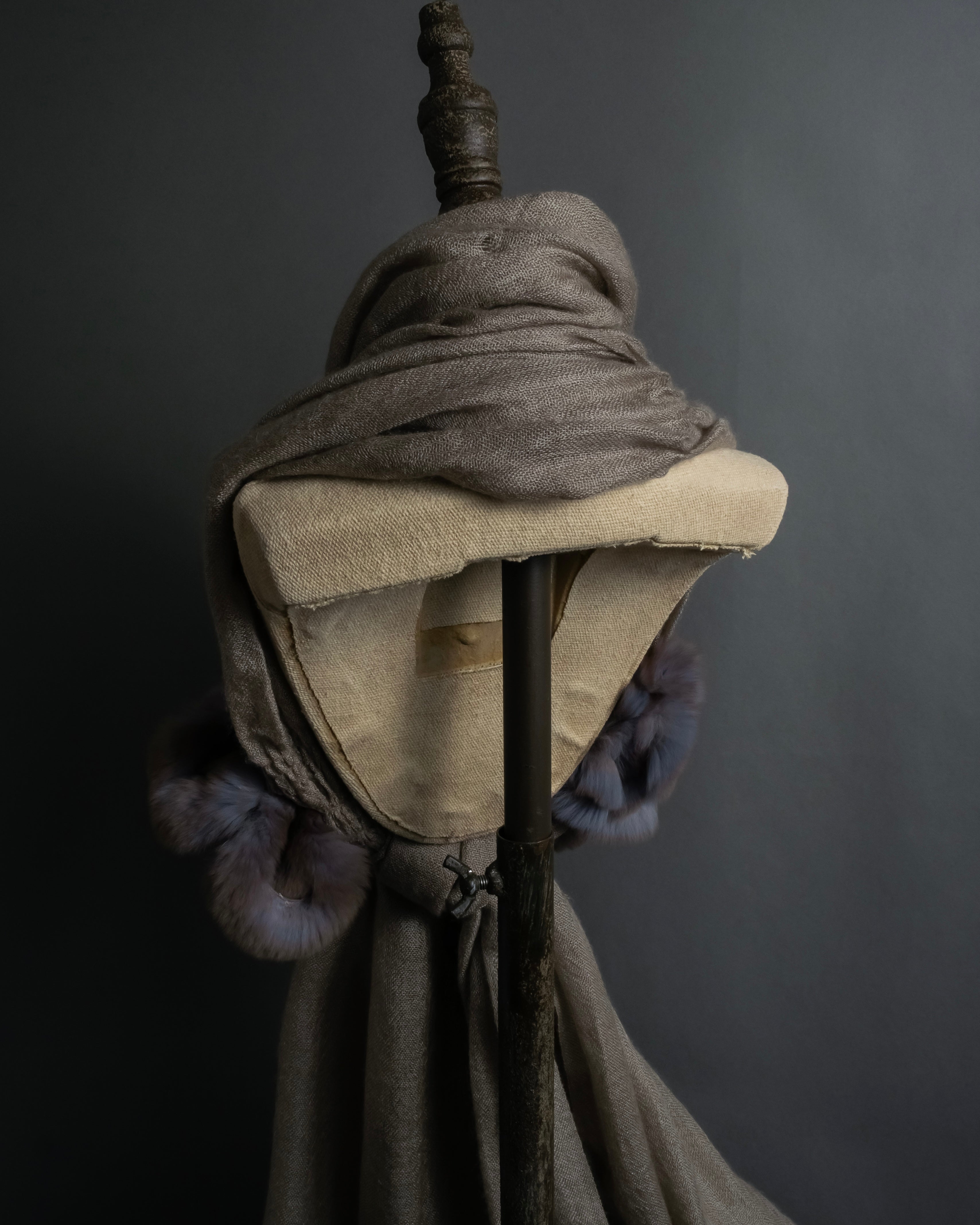 "FENDI" 04-10's Petal motif fur docking long muffler