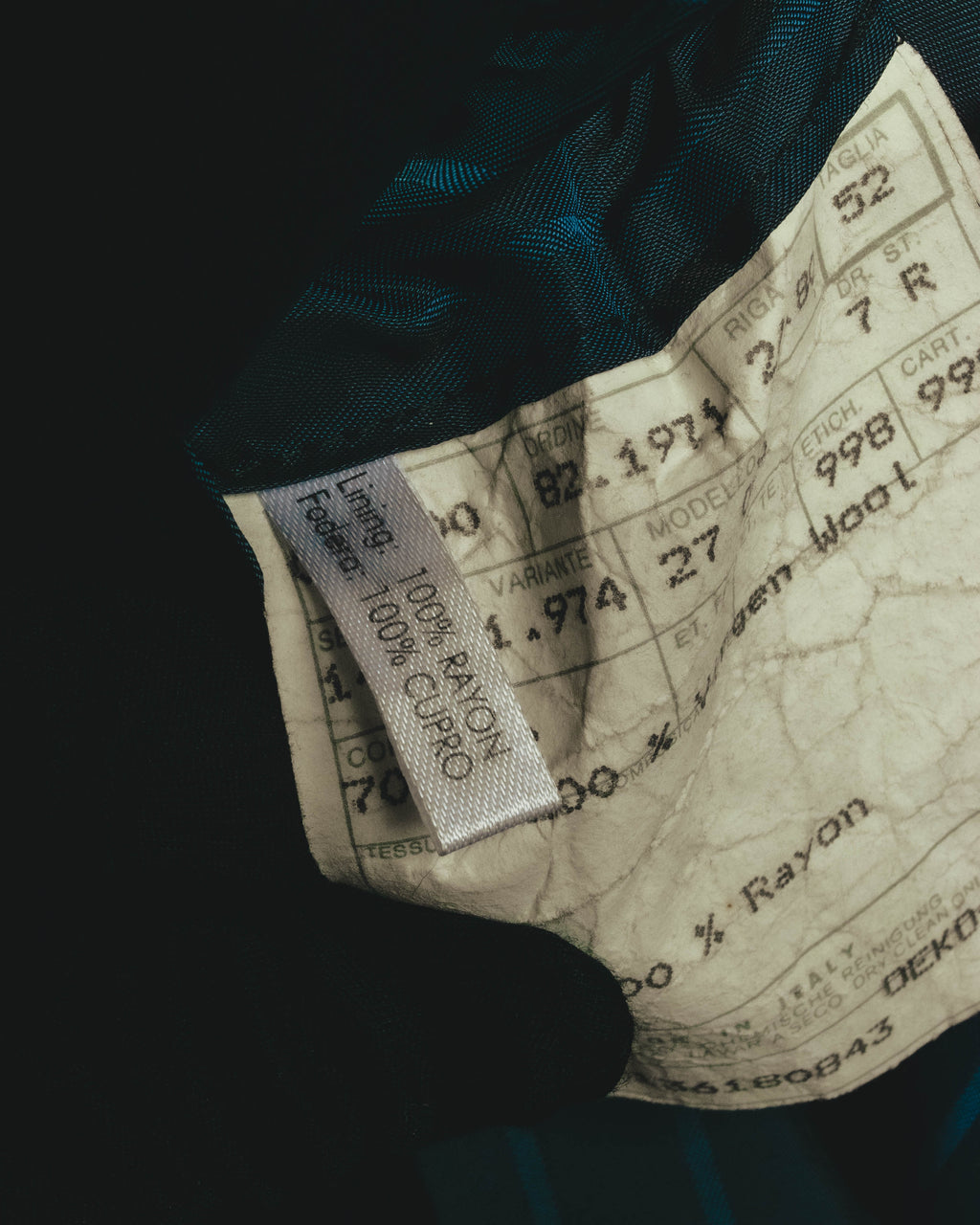 内側の品質表示タグに、ヴァージンウール100パーセントの素材表記とイタリア製の記載が確認できるカット。1997年9月頃と考えられる管理情報の印字も残されています。