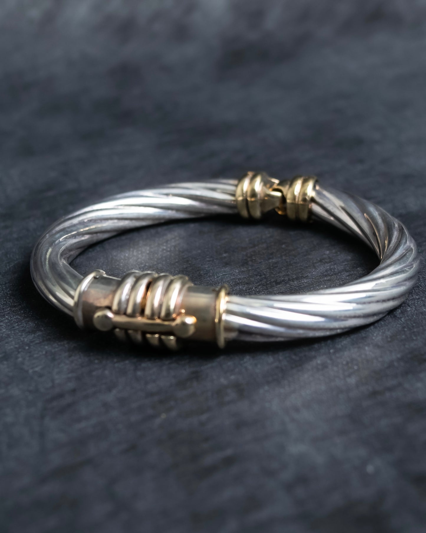 “UNOAERRE” Twisting designed silver bracelet