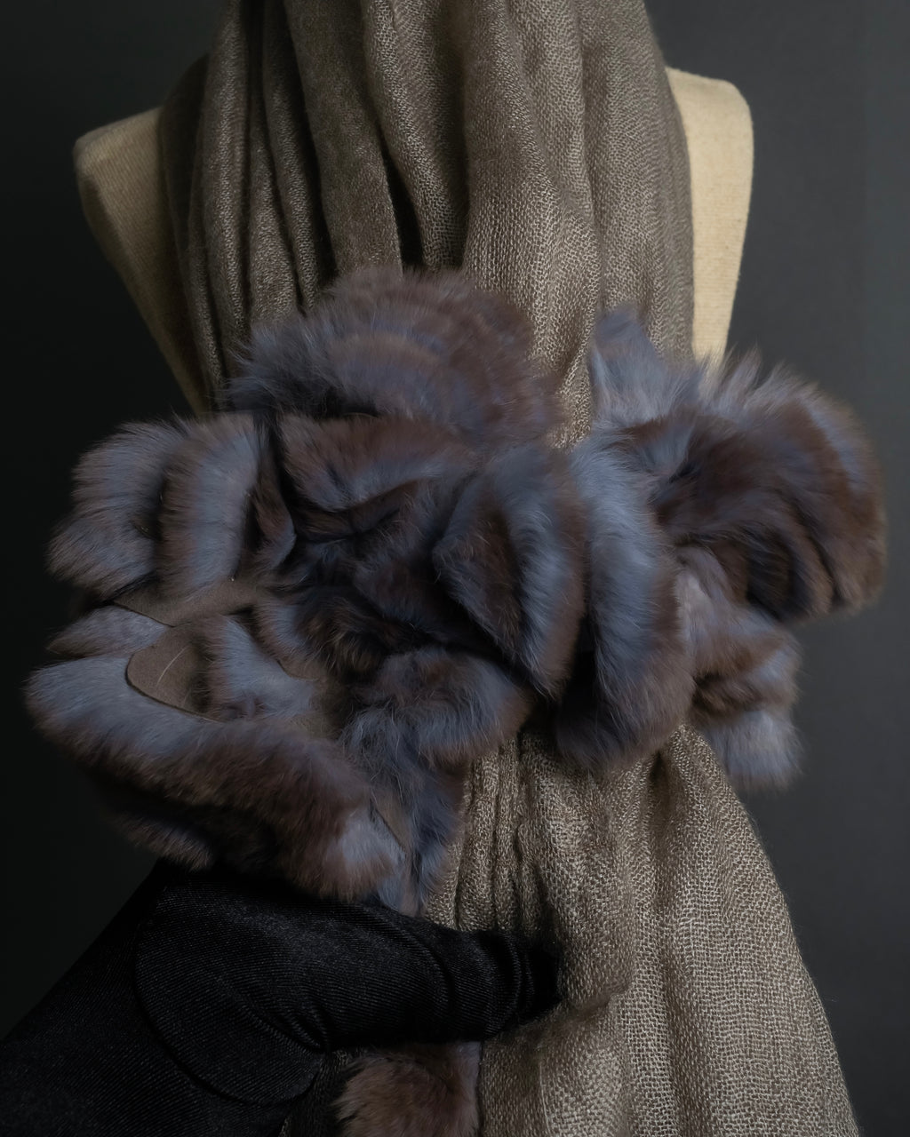 "FENDI" 04-10's Petal motif fur docking long muffler
