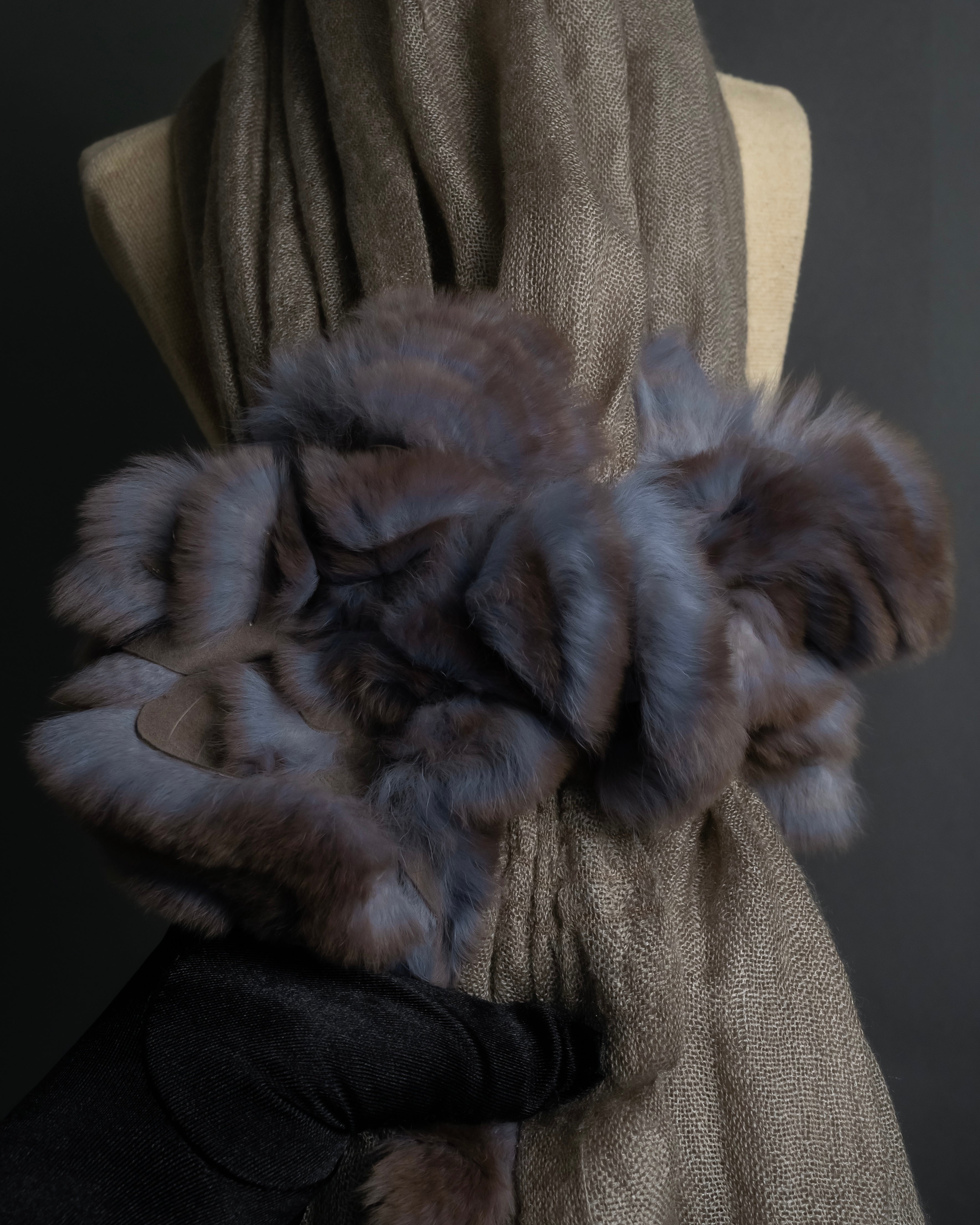 "FENDI" 04-10's Petal motif fur docking long muffler