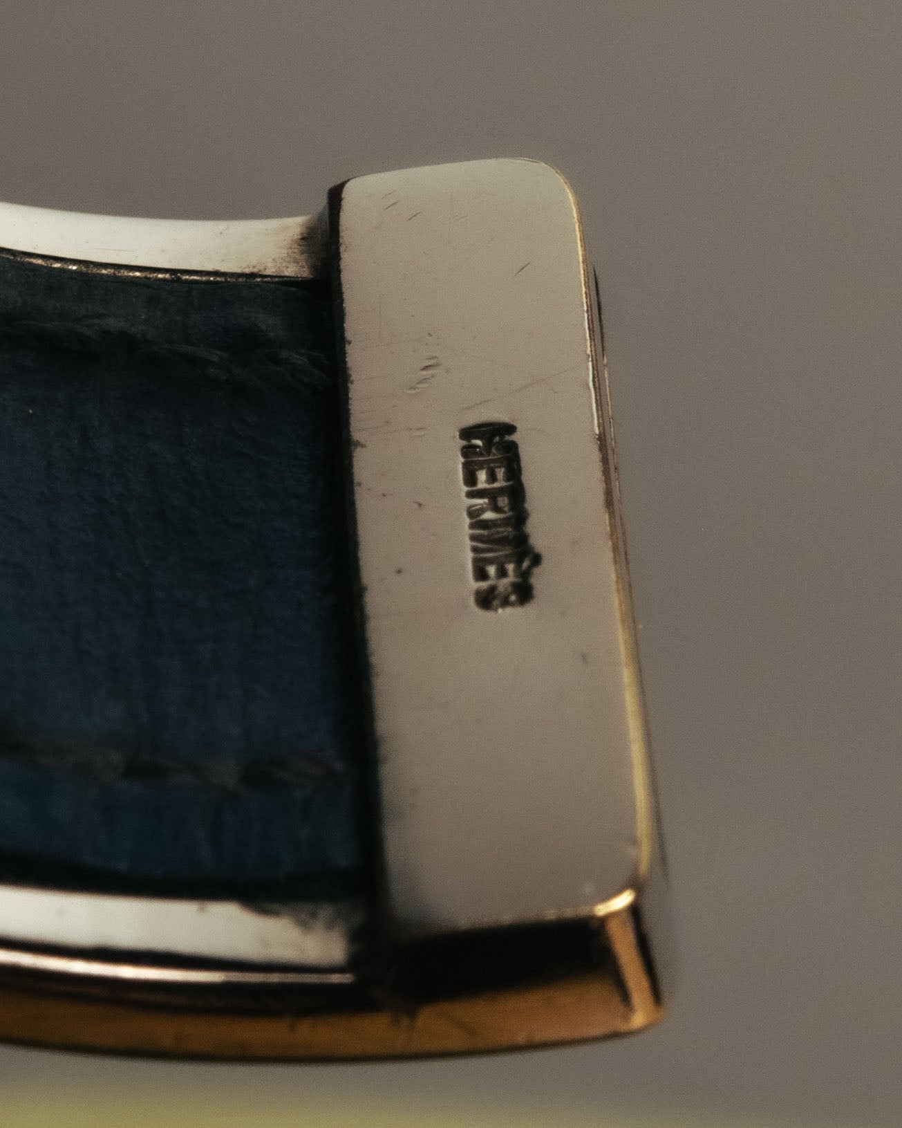 “HERMÈS” 90’s-00’s Leather inset gold metal cuff bangle