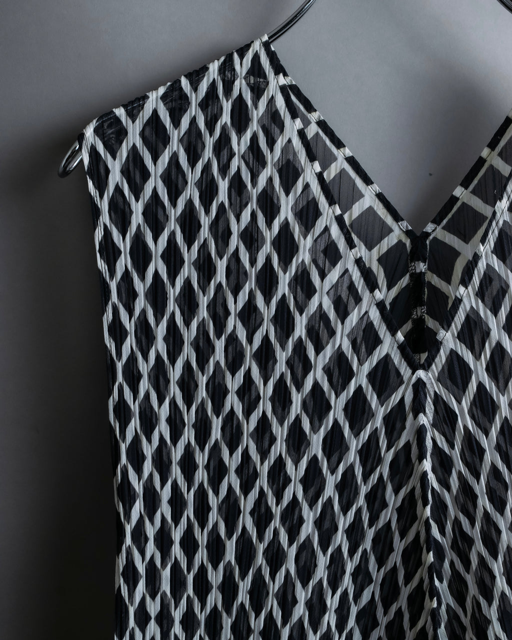 "ISSEY MIYAKE White label"
 Tailcoat design sleeveless dress