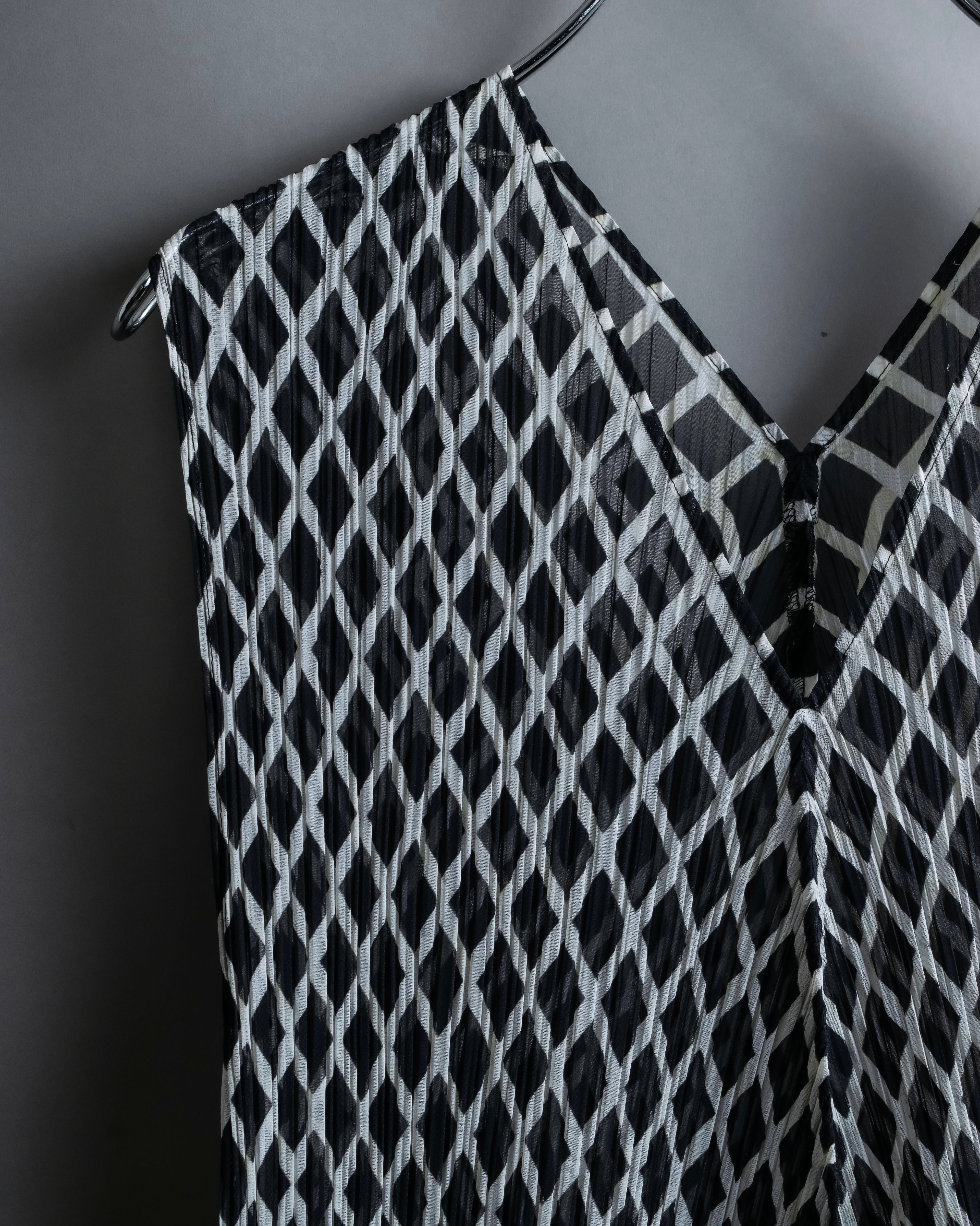 "ISSEY MIYAKE White label"
 Tailcoat design sleeveless dress