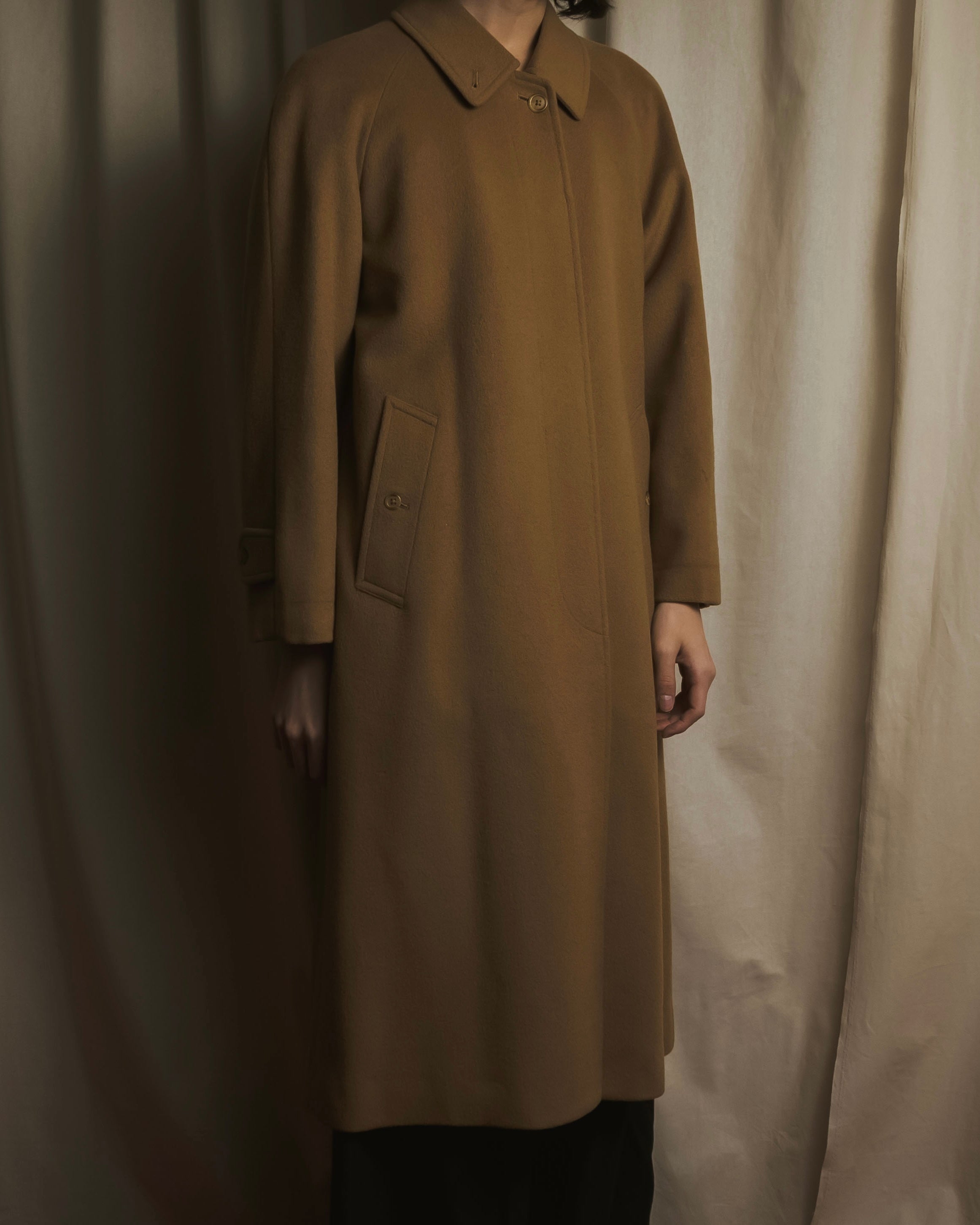 Abrigo de lana y cachemira con cierre frontal tipo fly de los años 80-90 de BURBERRYS