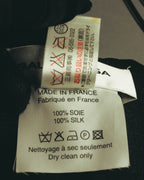 品質表示タグに「100% SOIE / 100% SILK」と「MADE IN FRANCE / Fabriqué en France」の表記が確認できるカット。日本語付加タグには大阪06地域の電話番号表記も見られます。