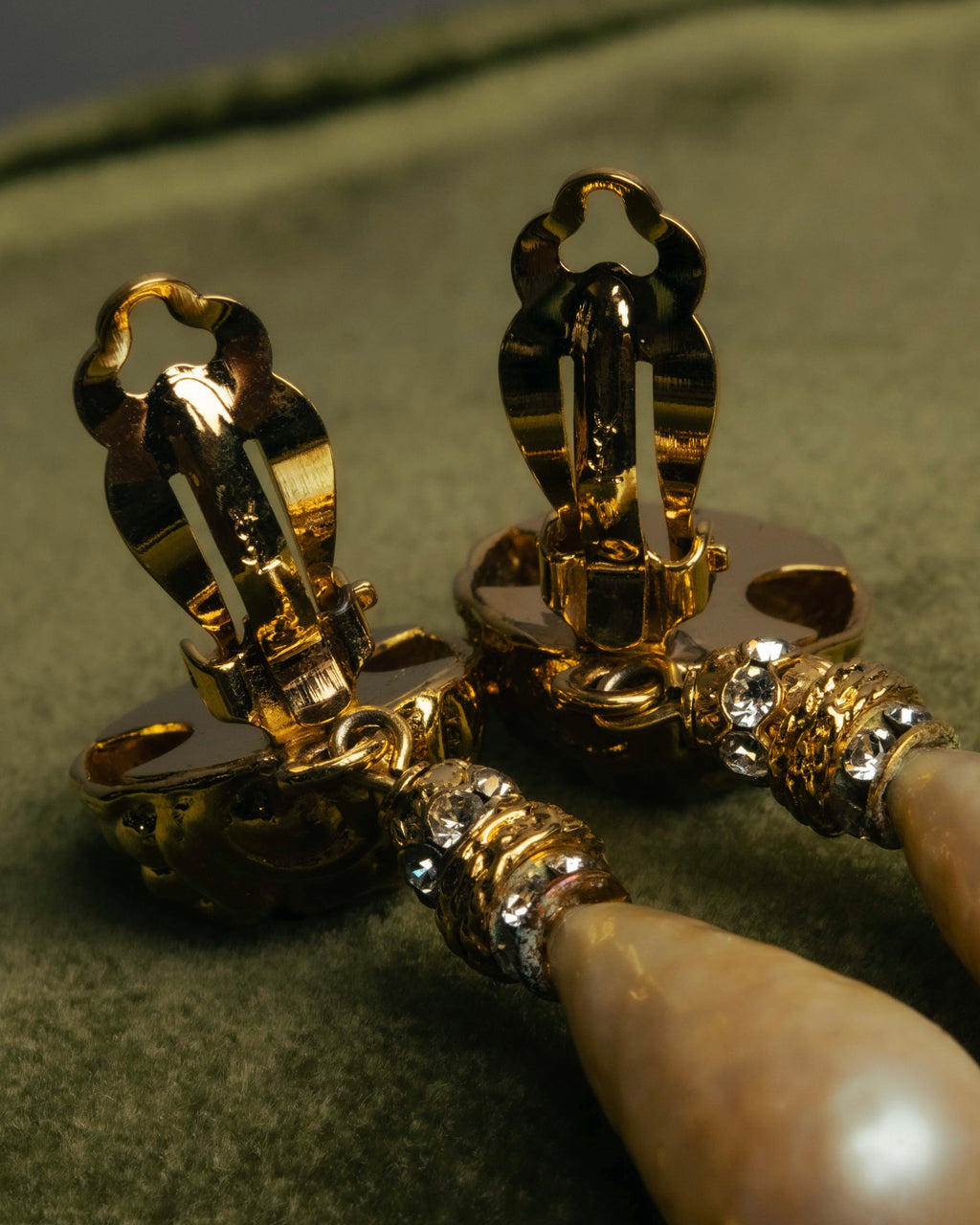 "Yves Saint Laurent" 80's-90's Pearl clip on drop earrings