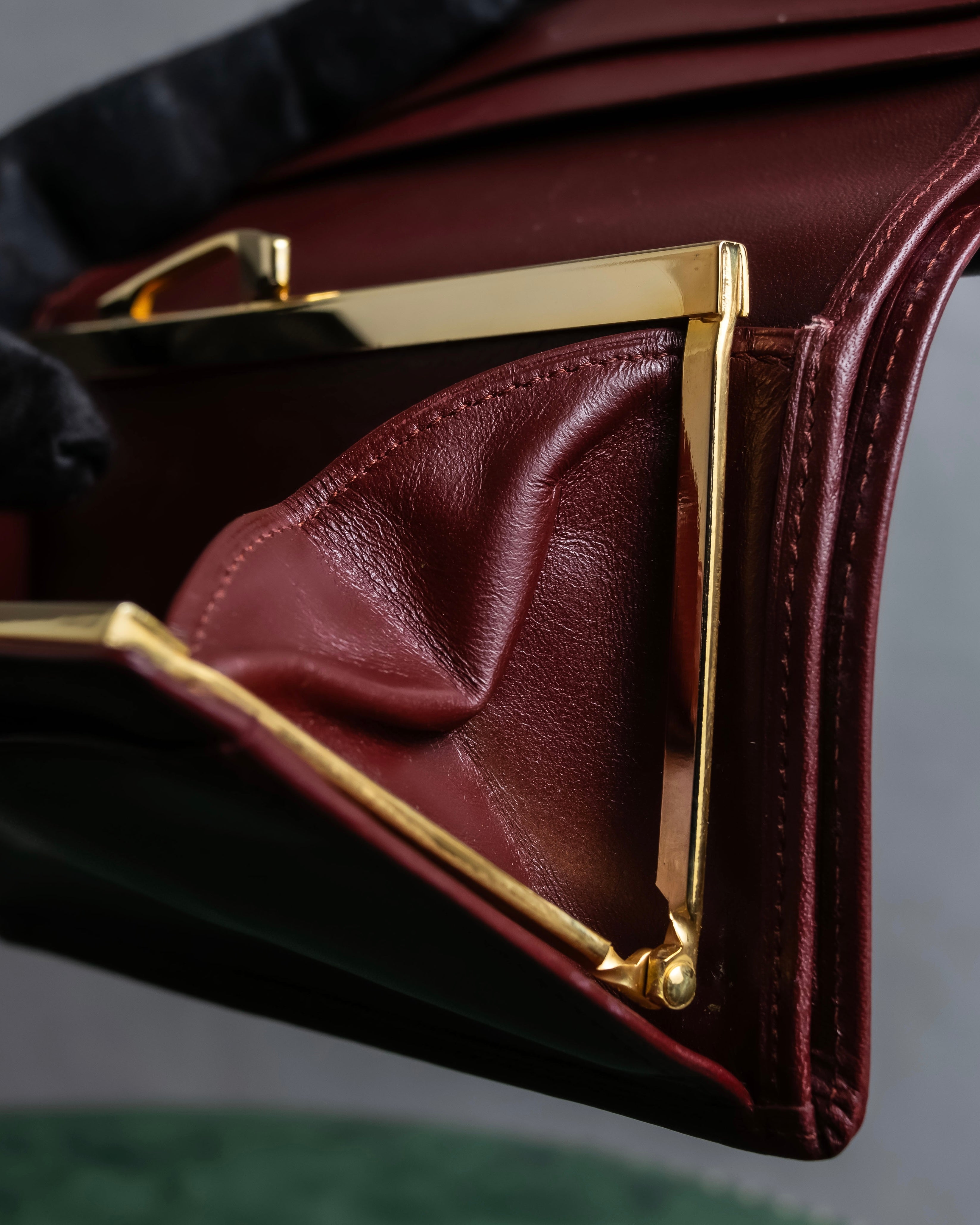 "Cartier" Les Must de Cartier bordeaux color leather wallet