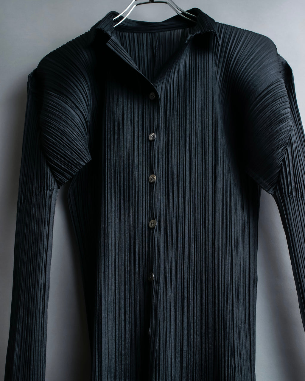 "PLEATS PLEASE ISSEY MIYAKE"
Features sleeve open collar blouse