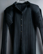 "PLEATS PLEASE ISSEY MIYAKE"
Features sleeve open collar blouse