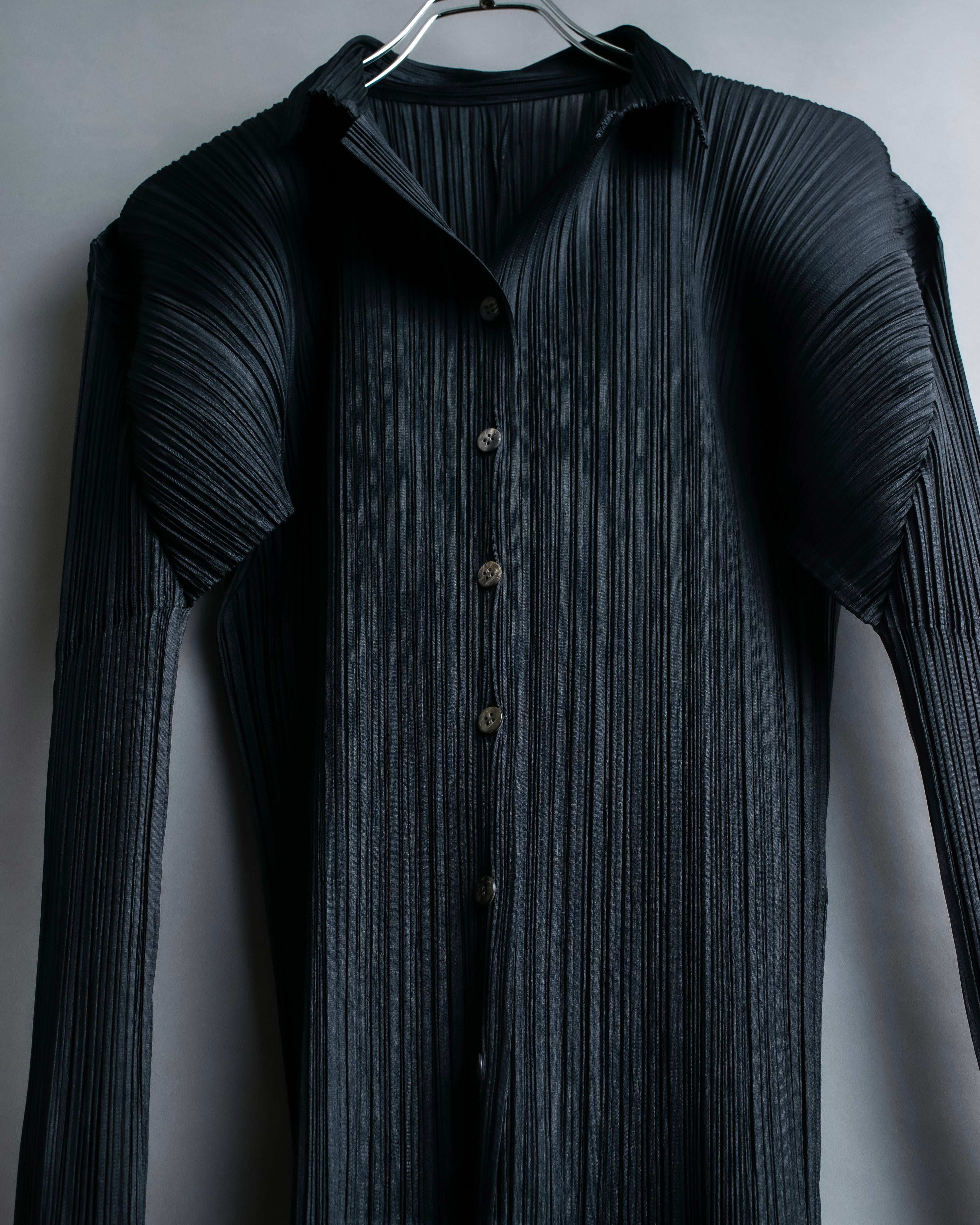 "PLEATS PLEASE ISSEY MIYAKE"
Features sleeve open collar blouse