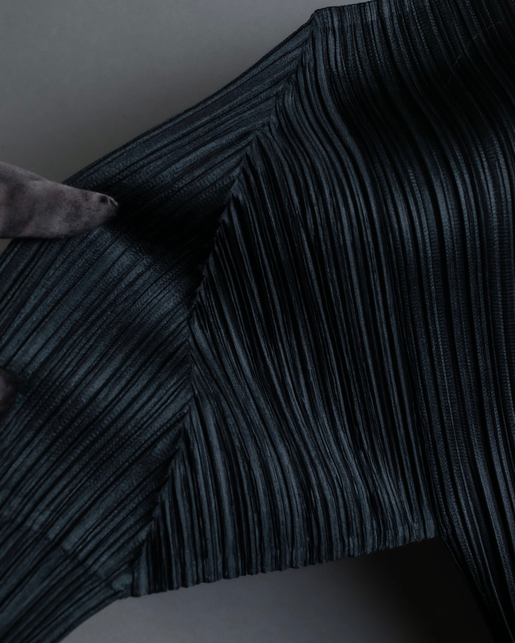 "PLEATS PLEASE ISSEY MIYAKE"
Features sleeve open collar blouse