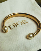 "DIOR" 10's-20's Gold tone pearl star open bangle