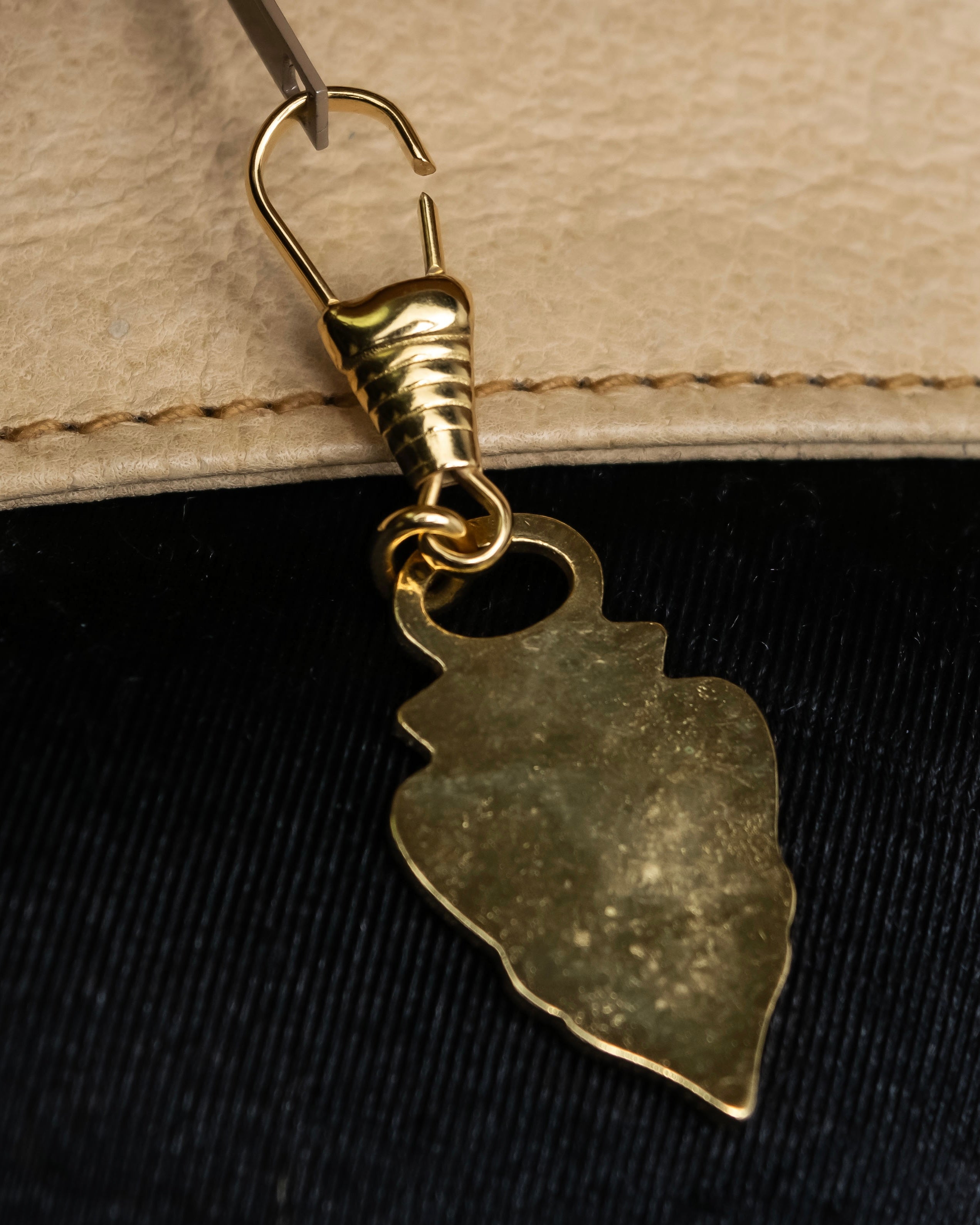 "GUCCI" Aristocratic crest charm suede shoulder bag