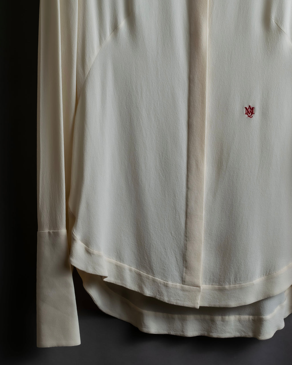 Camisa de seda con bordado en forma de logotipo "Alexandar McQueen" sin cuello