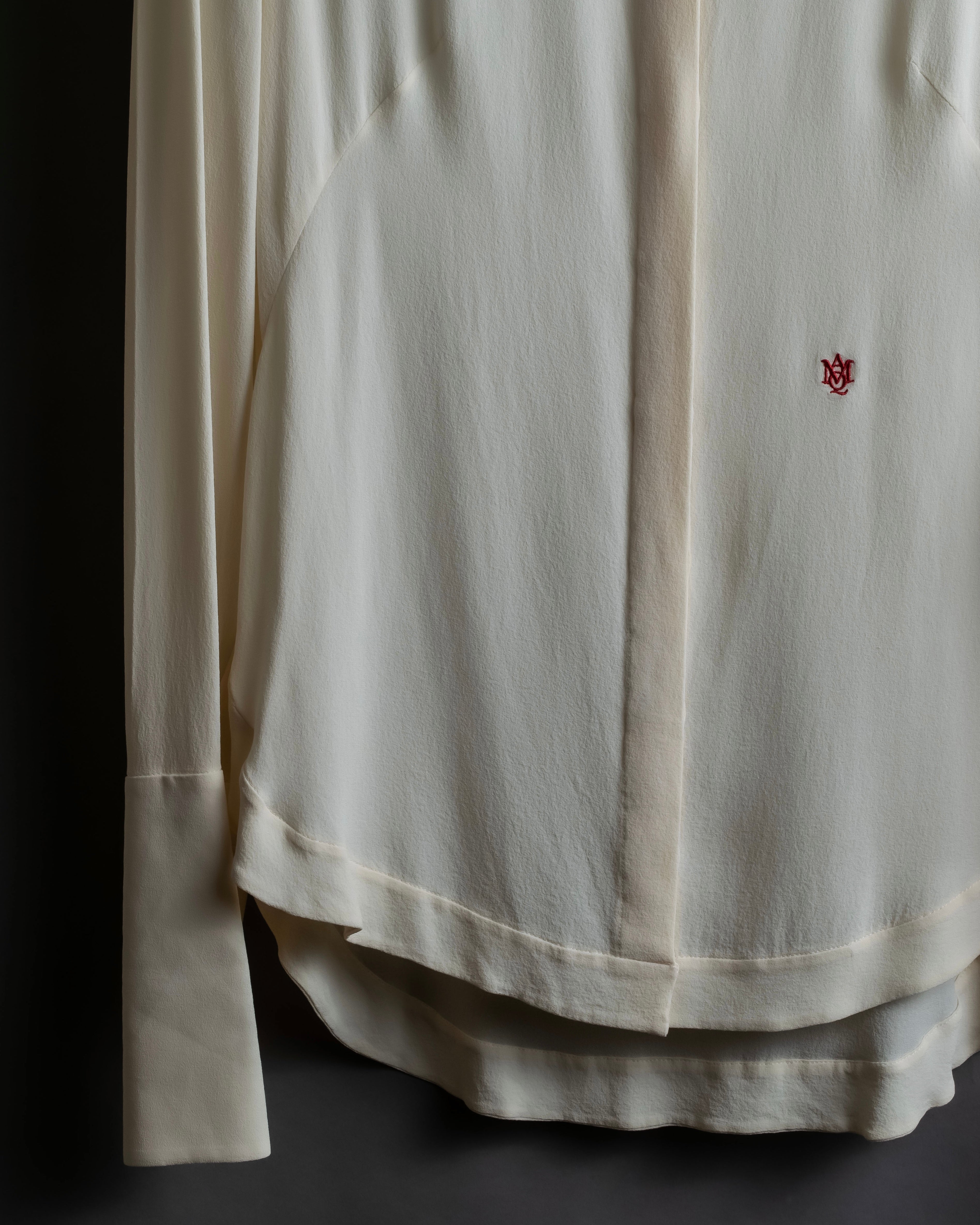 Camisa de seda con bordado en forma de logotipo "Alexandar McQueen" sin cuello