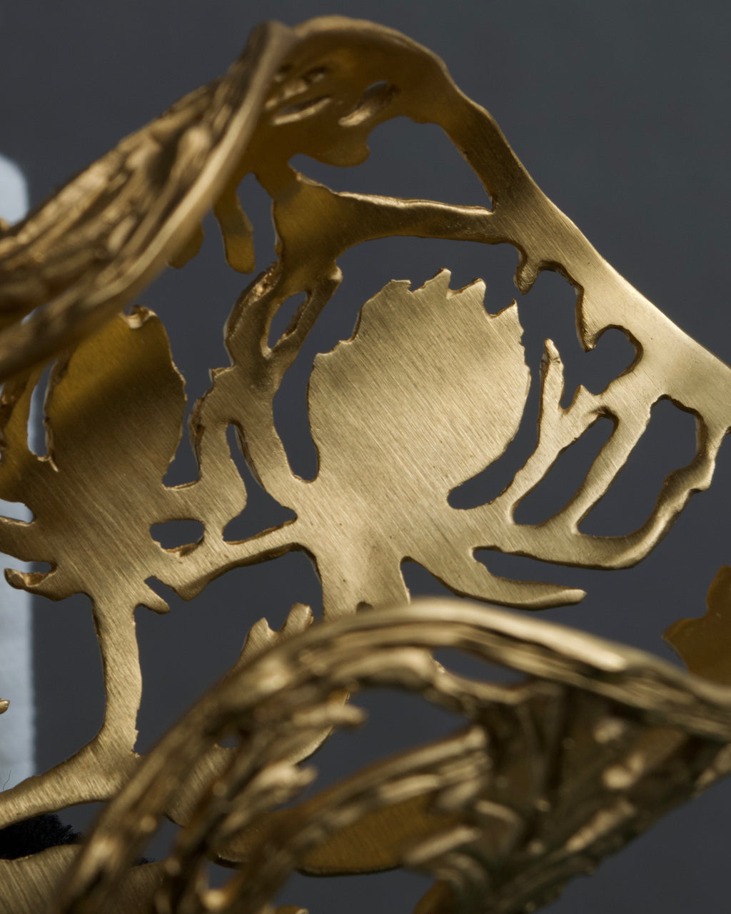 "Christian Dior" Botanical carving gold bangle